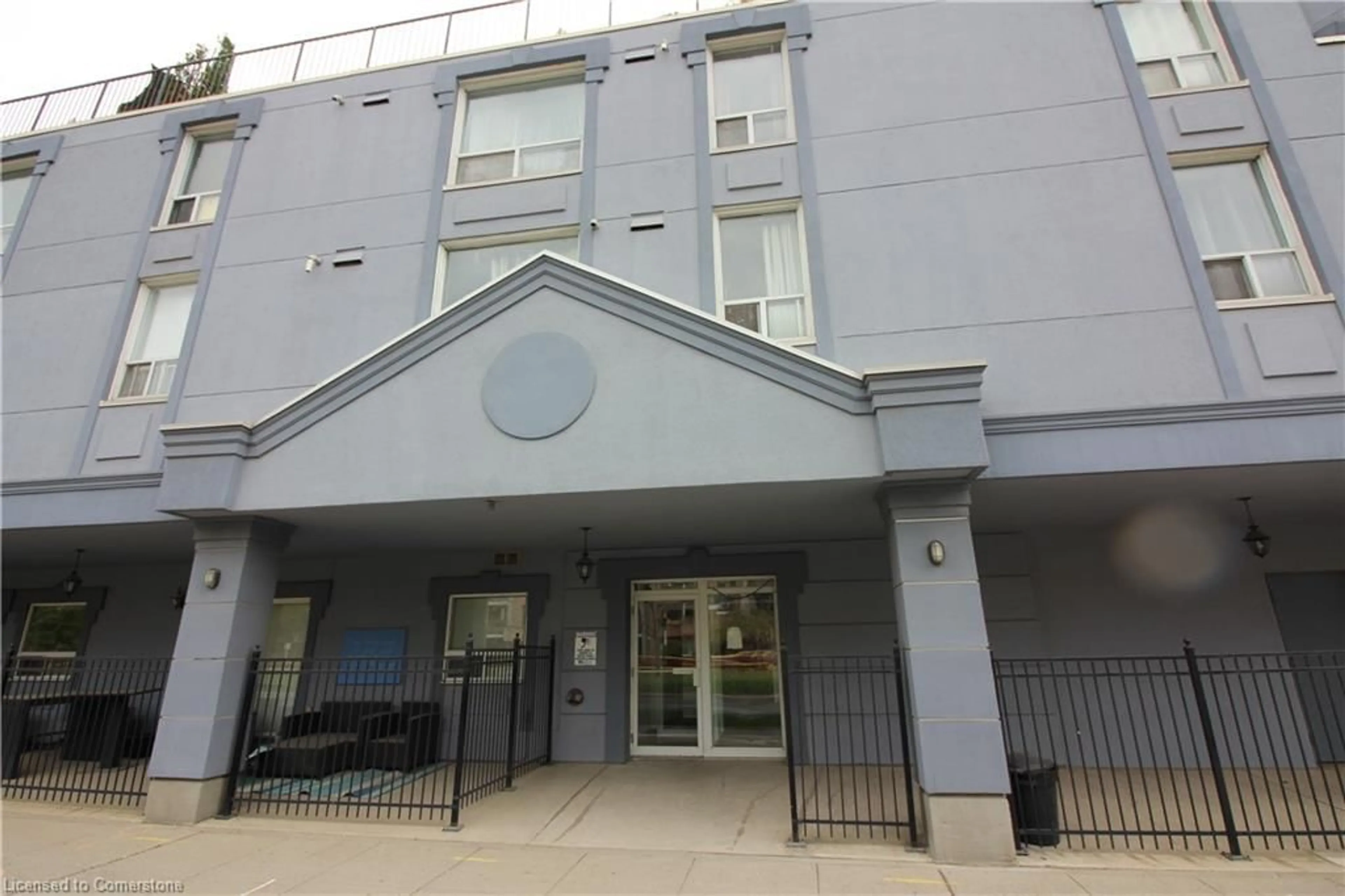 Indoor foyer for 400 York Blvd, Hamilton Ontario L8R 3M5