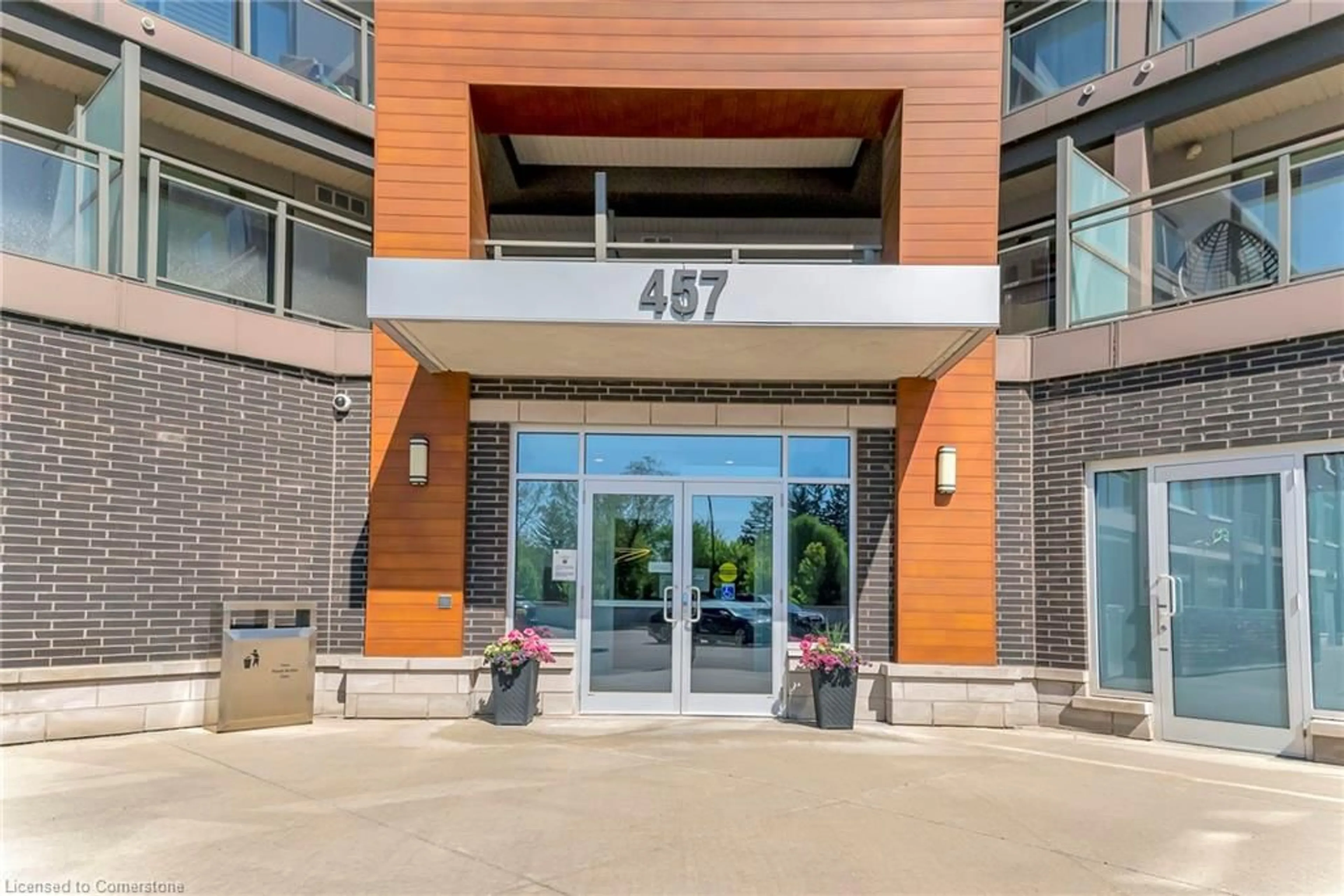 Indoor foyer for 457 Plains Rd #218, Burlington Ontario L7T 0B8
