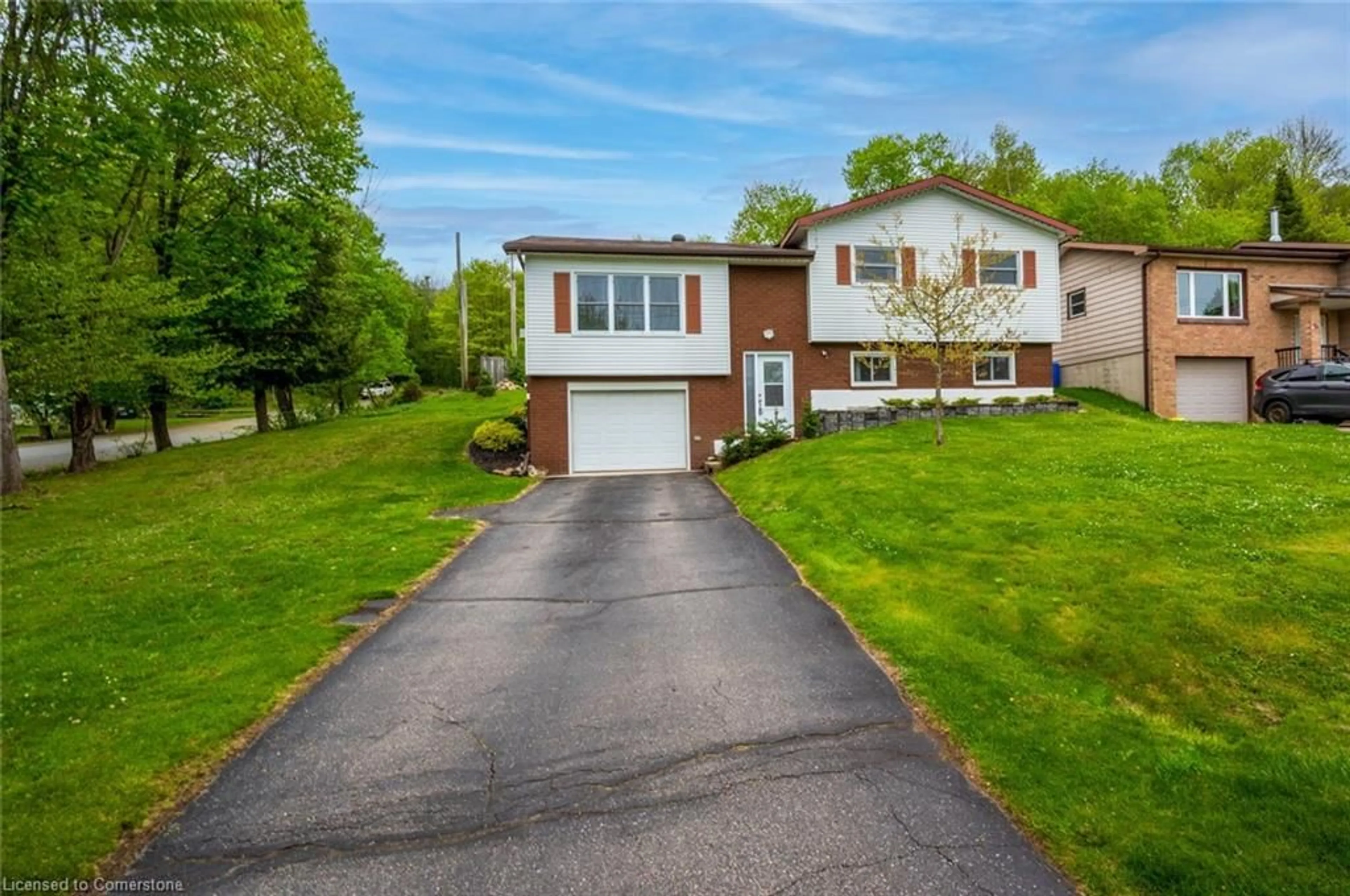 A pic from outside/outdoor area/front of a property/back of a property/a pic from drone, street for 1 Shaw Cres, Huntsville Ontario P1H 1V8