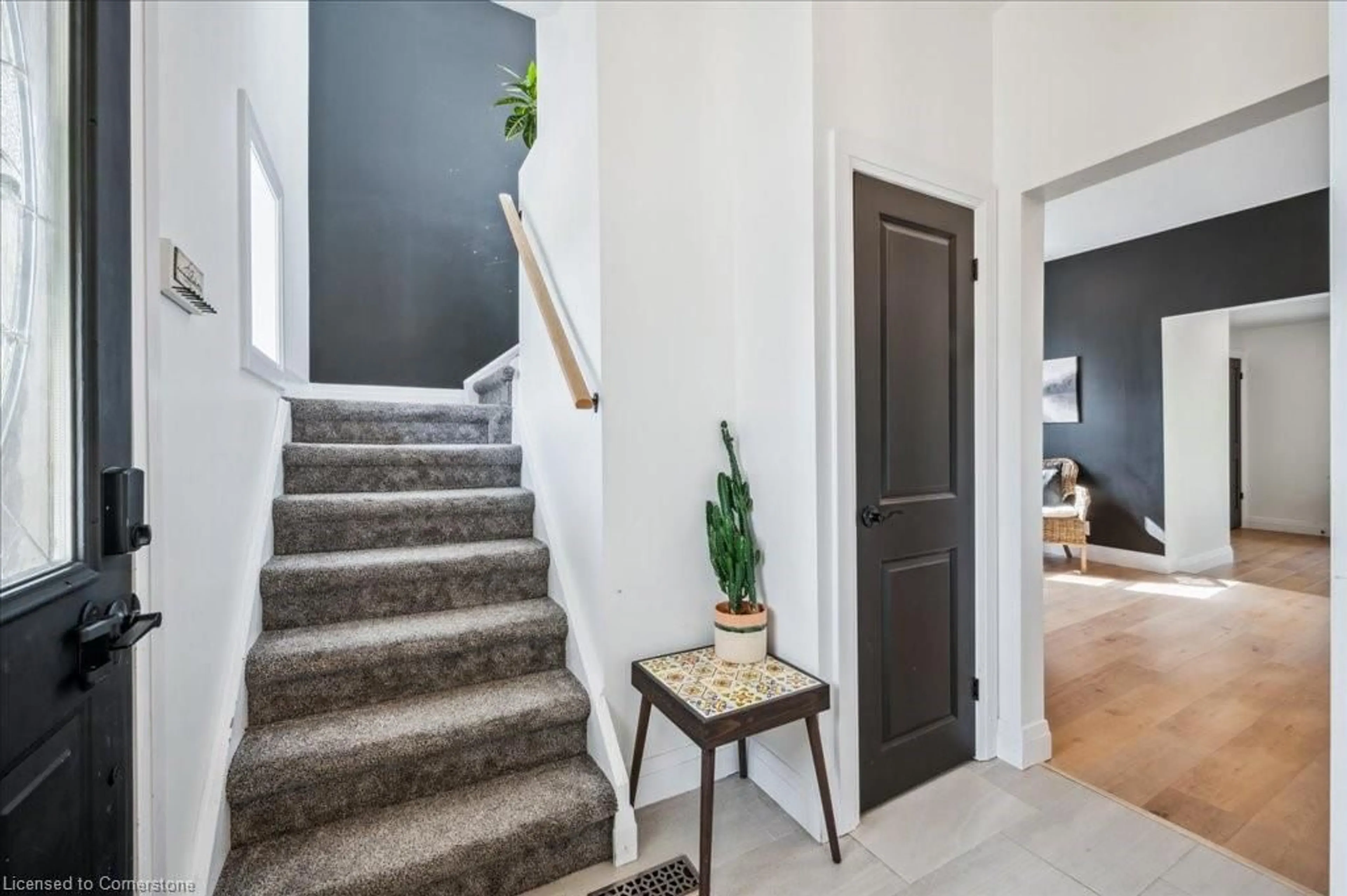 Indoor entryway for 1124 Queenston Rd, Cambridge Ontario N3H 3K9