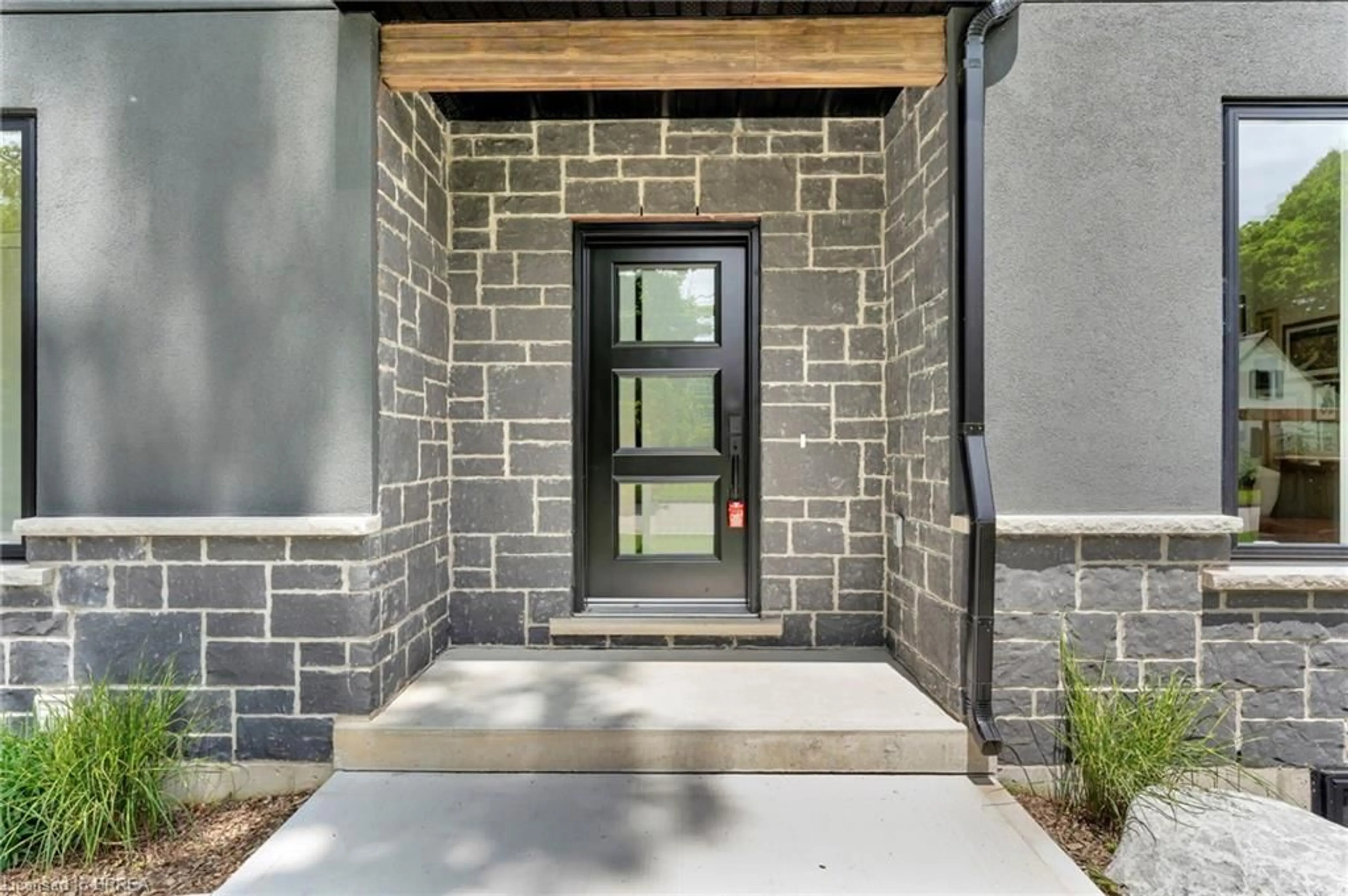 Indoor entryway for 21 North St, Aylmer Ontario N5H 2Y5