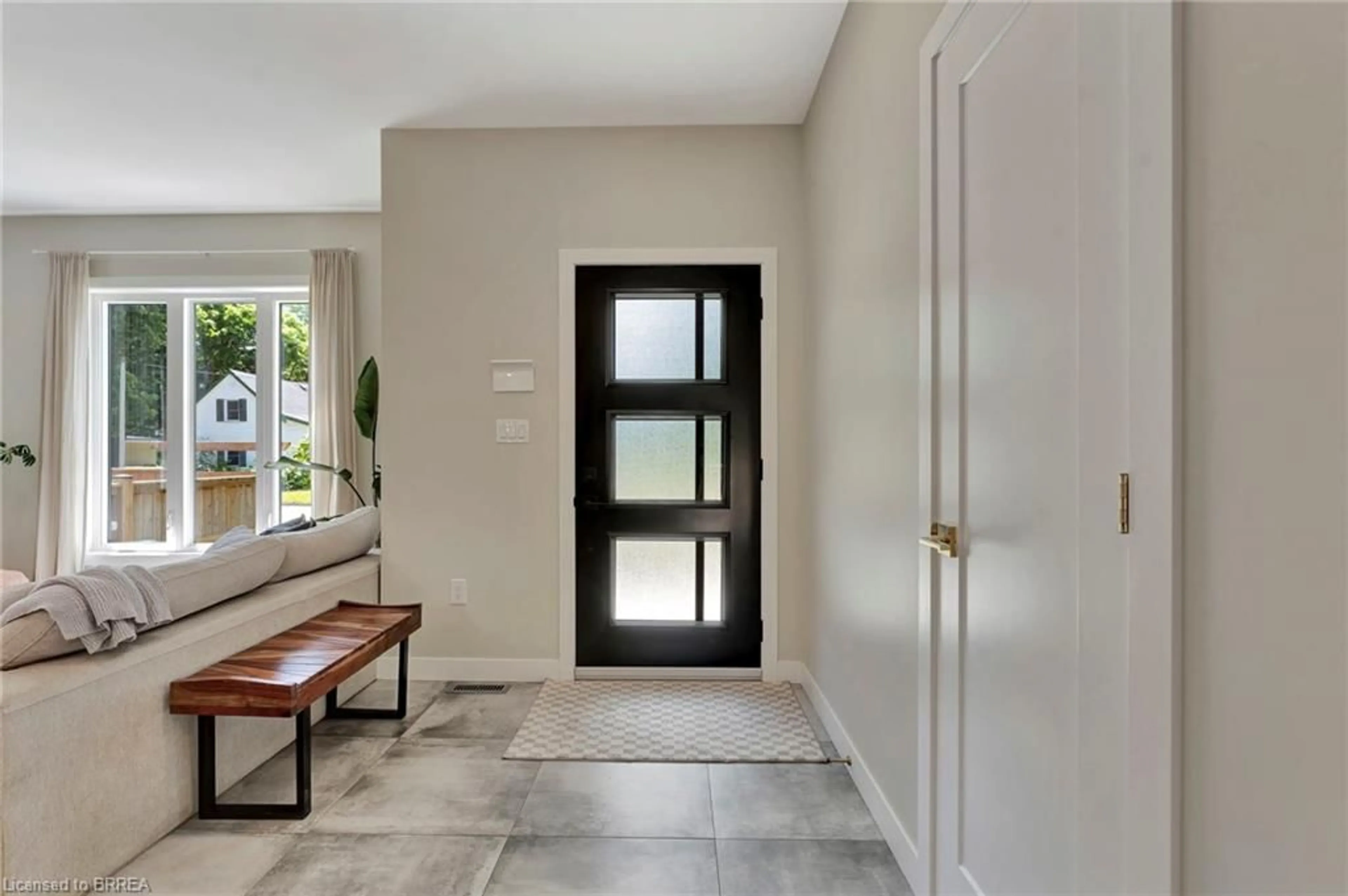 Indoor entryway for 21 North St, Aylmer Ontario N5H 2Y5