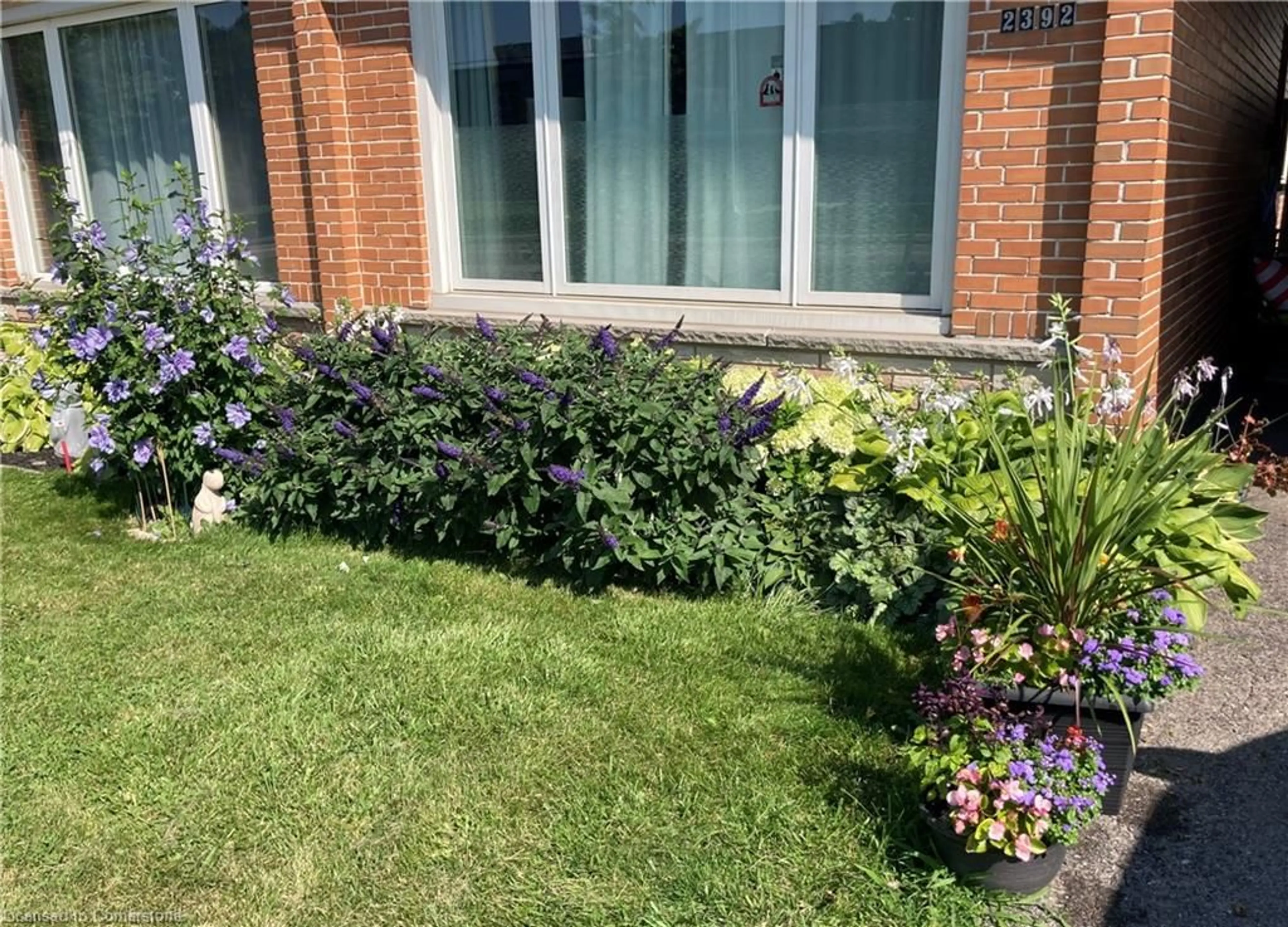 A pic from outside/outdoor area/front of a property/back of a property/a pic from drone, street for 2392 Mountainside Dr, Burlington Ontario L7P 1C5