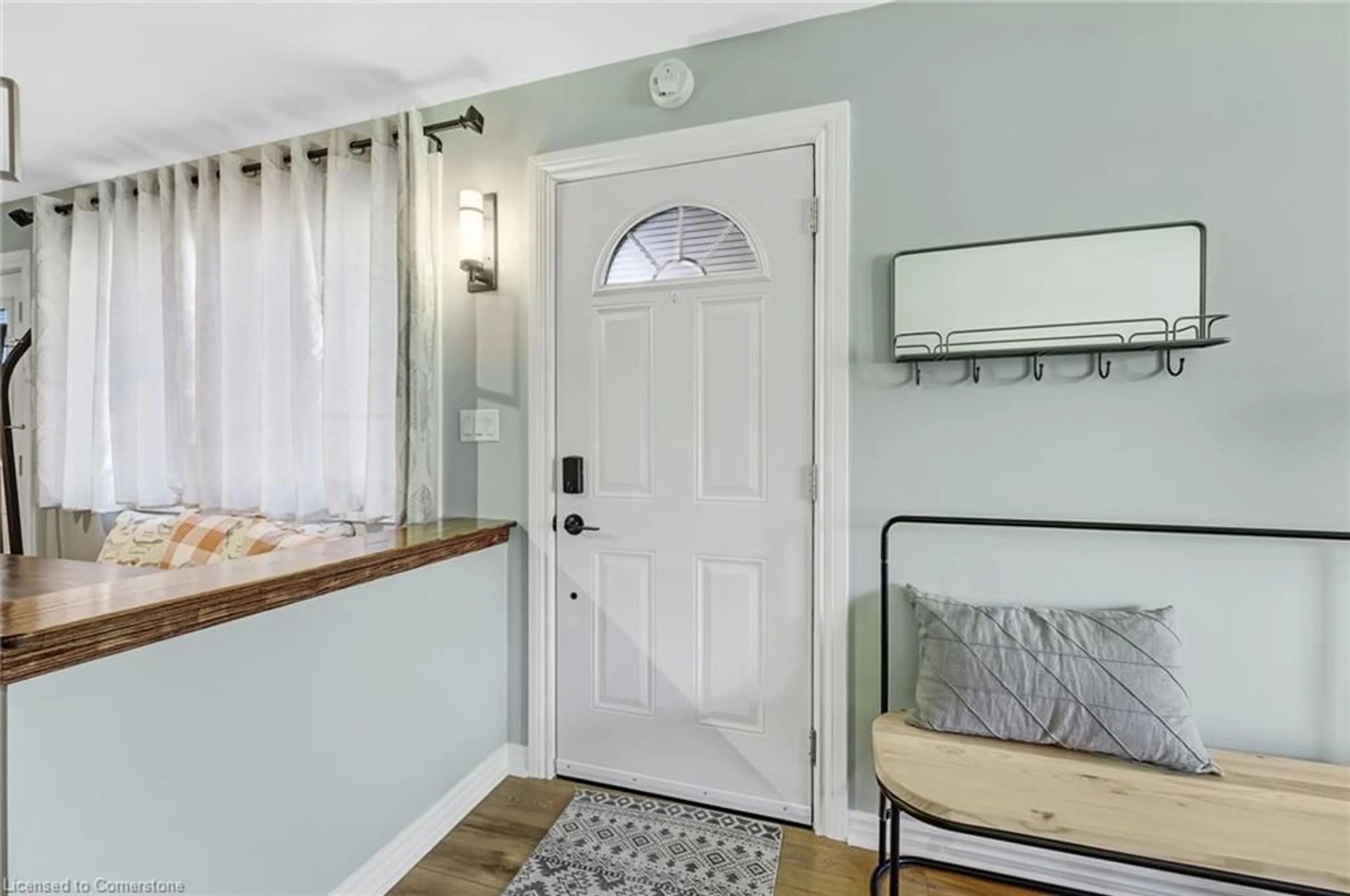 Indoor entryway for 2392 Mountainside Dr, Burlington Ontario L7P 1C5
