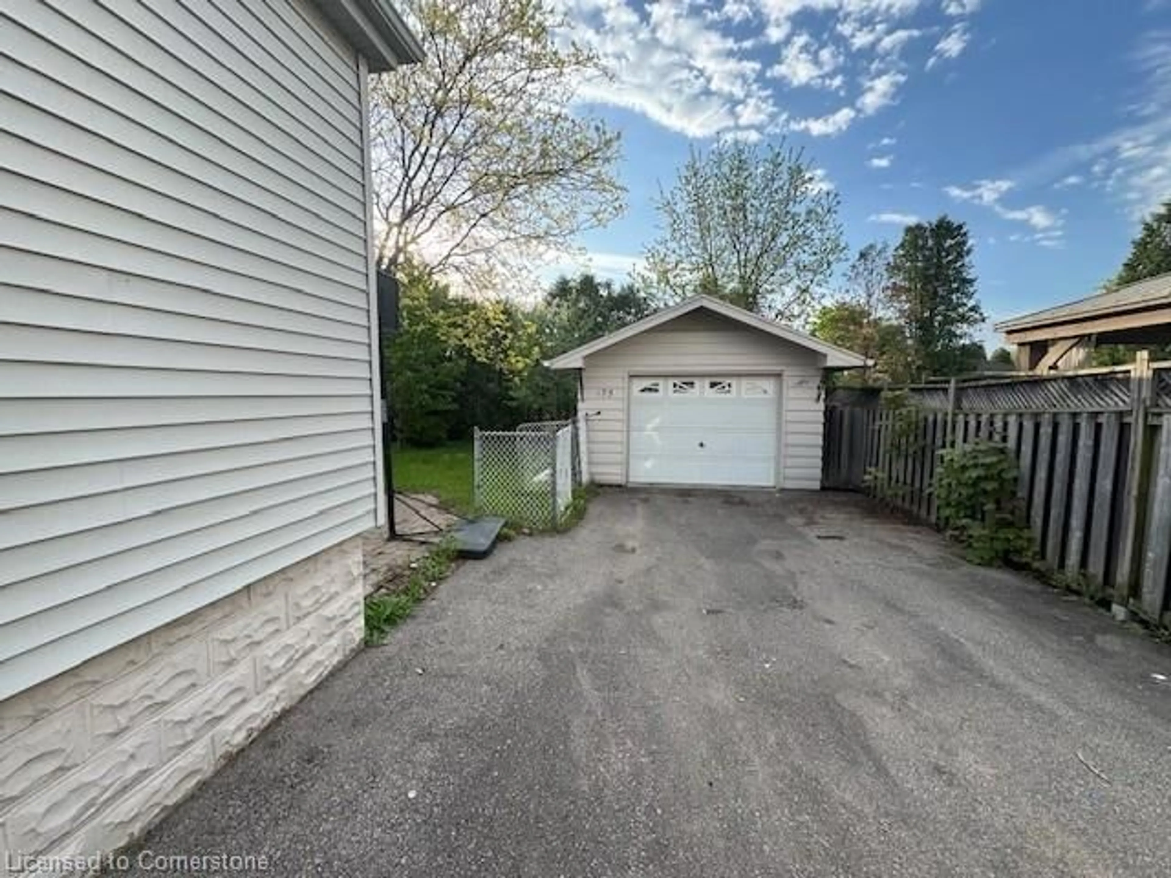A pic from outside/outdoor area/front of a property/back of a property/a pic from drone, street for 175 Rosedale Ave, Hamilton Ontario L8K 4N4