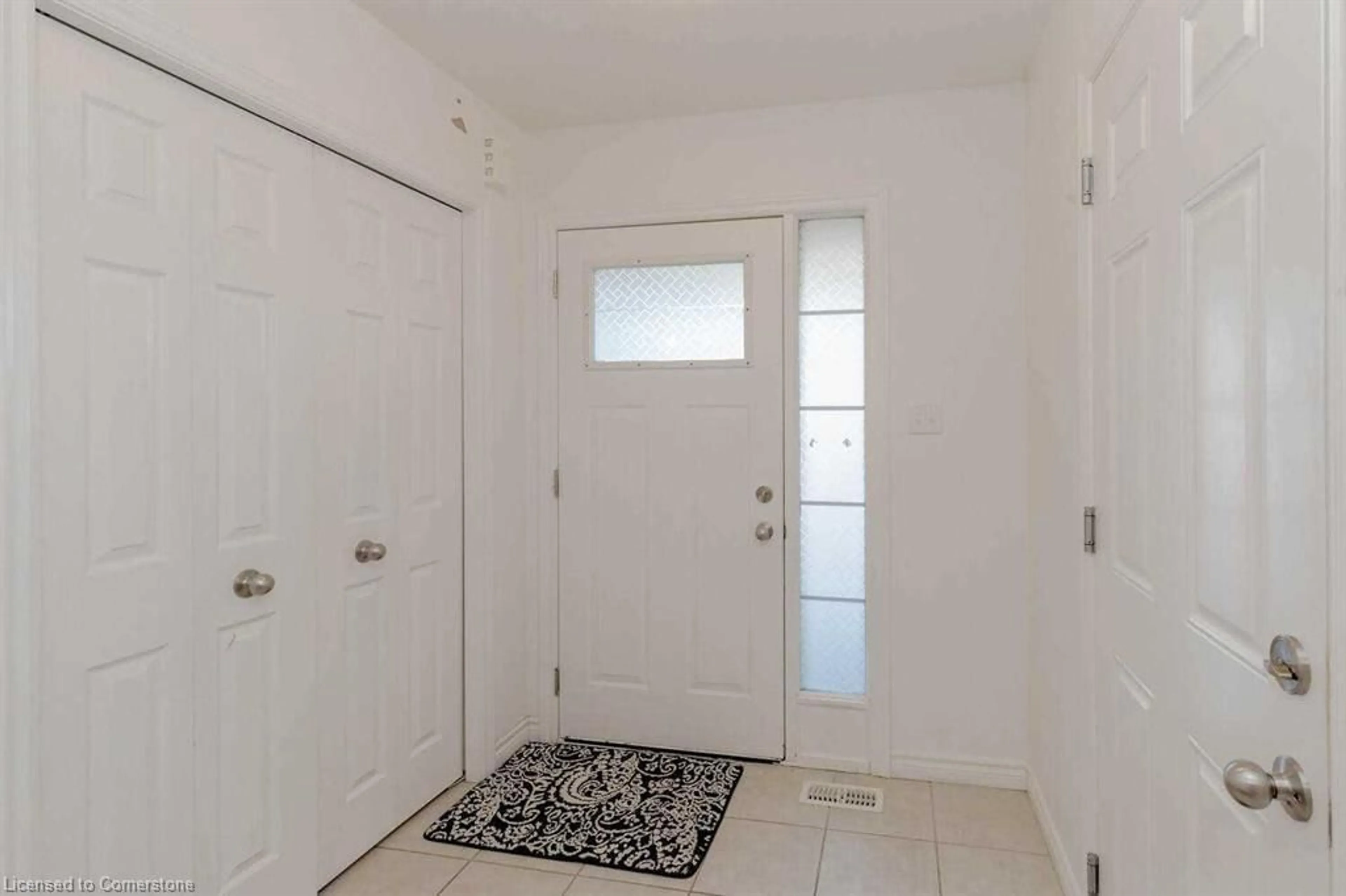 Indoor entryway for 77 Woodedge Cir, Kitchener Ontario N2R 0M8