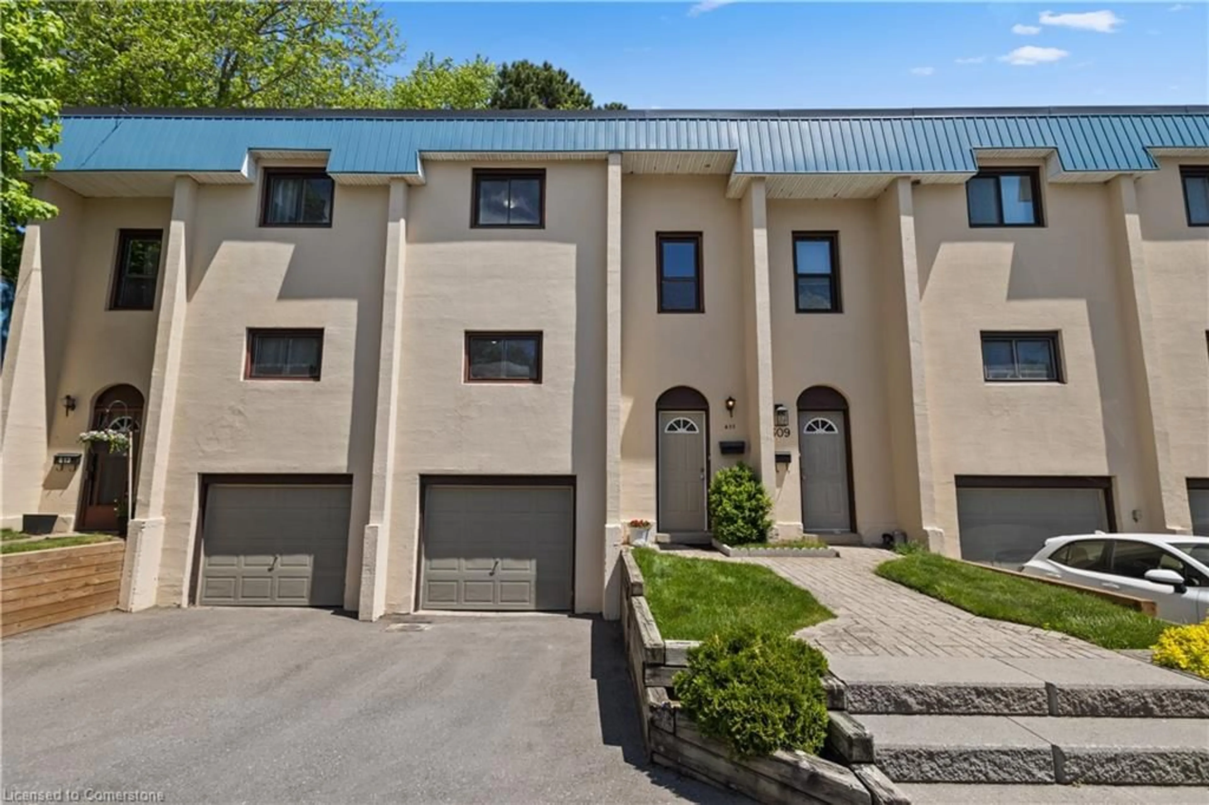 A pic from outside/outdoor area/front of a property/back of a property/a pic from drone, street for 611 Francis Rd, Burlington Ontario L7T 3X6