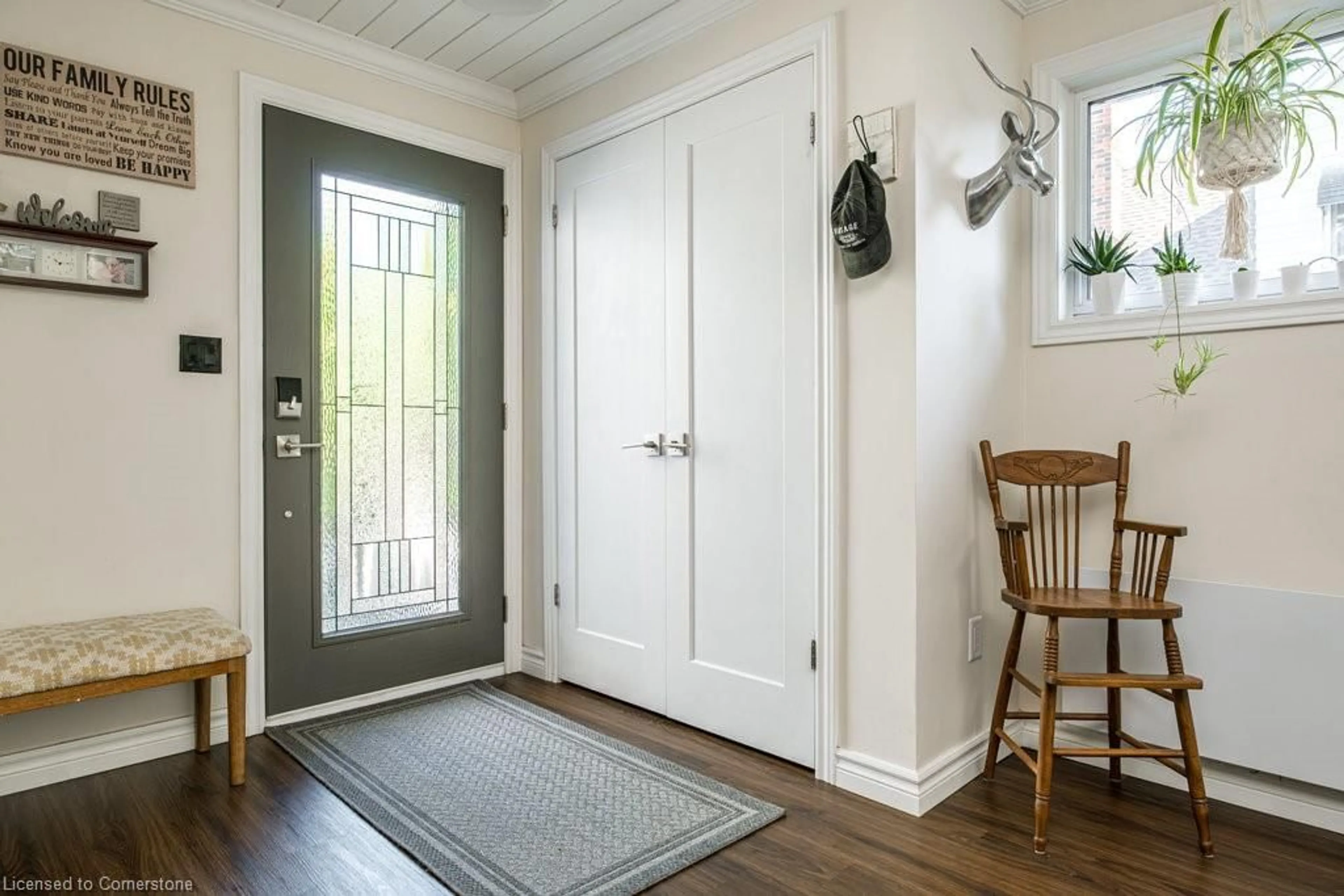 Indoor entryway for 87 East 9th St, Hamilton Ontario L9A 3M9