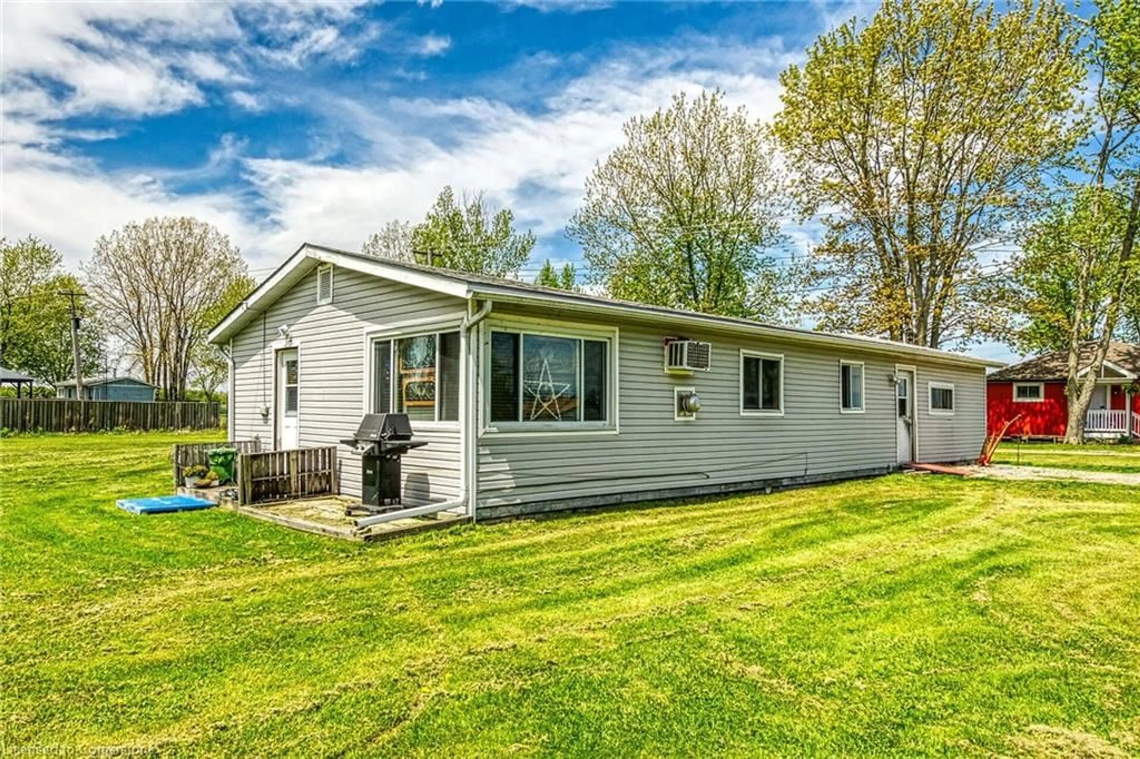 Home with vinyl exterior material, water/lake/river/ocean view for 137 Blue Water Pky, Selkirk Ontario N0A 1E0