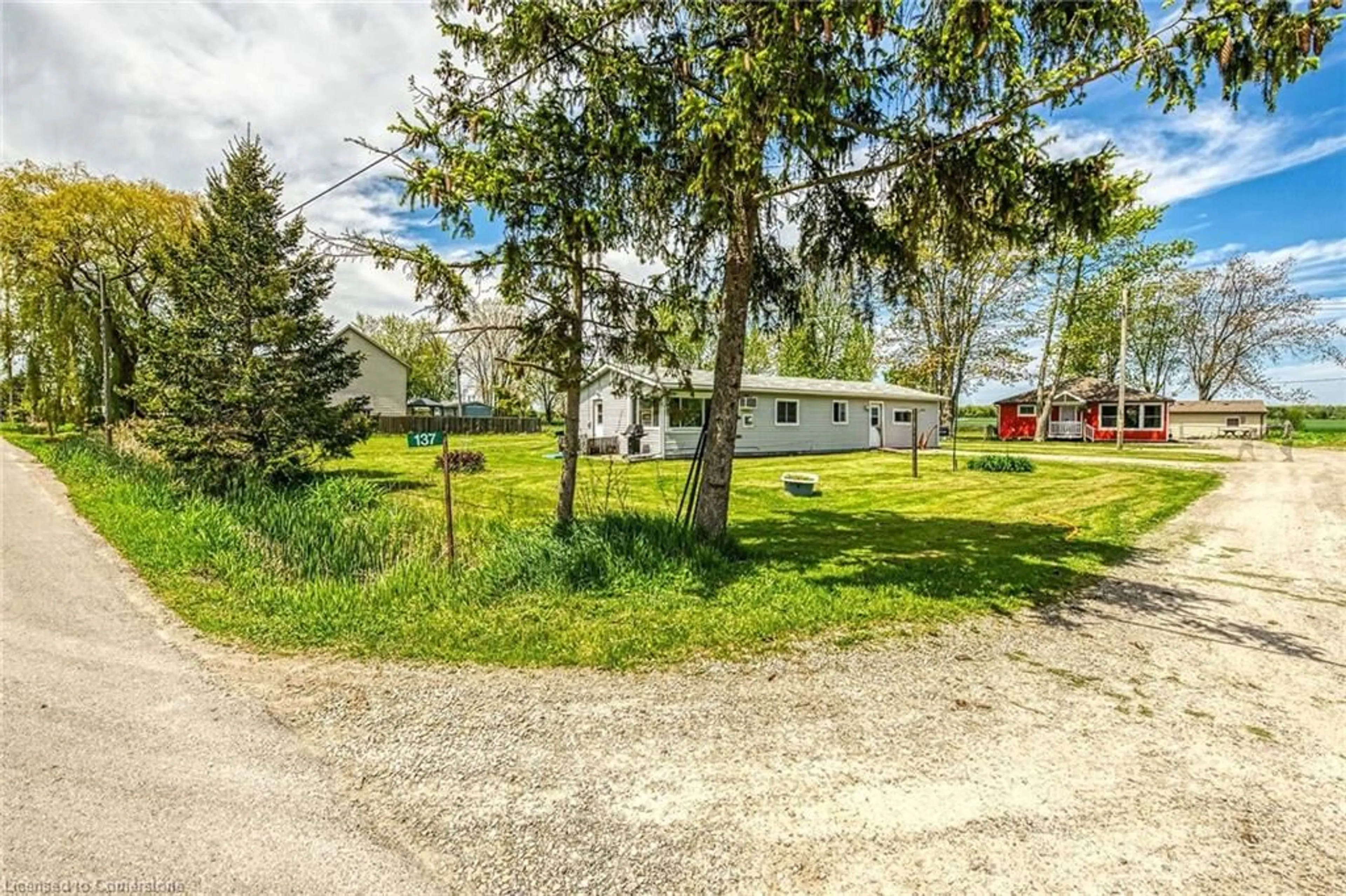 A pic from outside/outdoor area/front of a property/back of a property/a pic from drone, street for 137 Blue Water Pky, Selkirk Ontario N0A 1E0