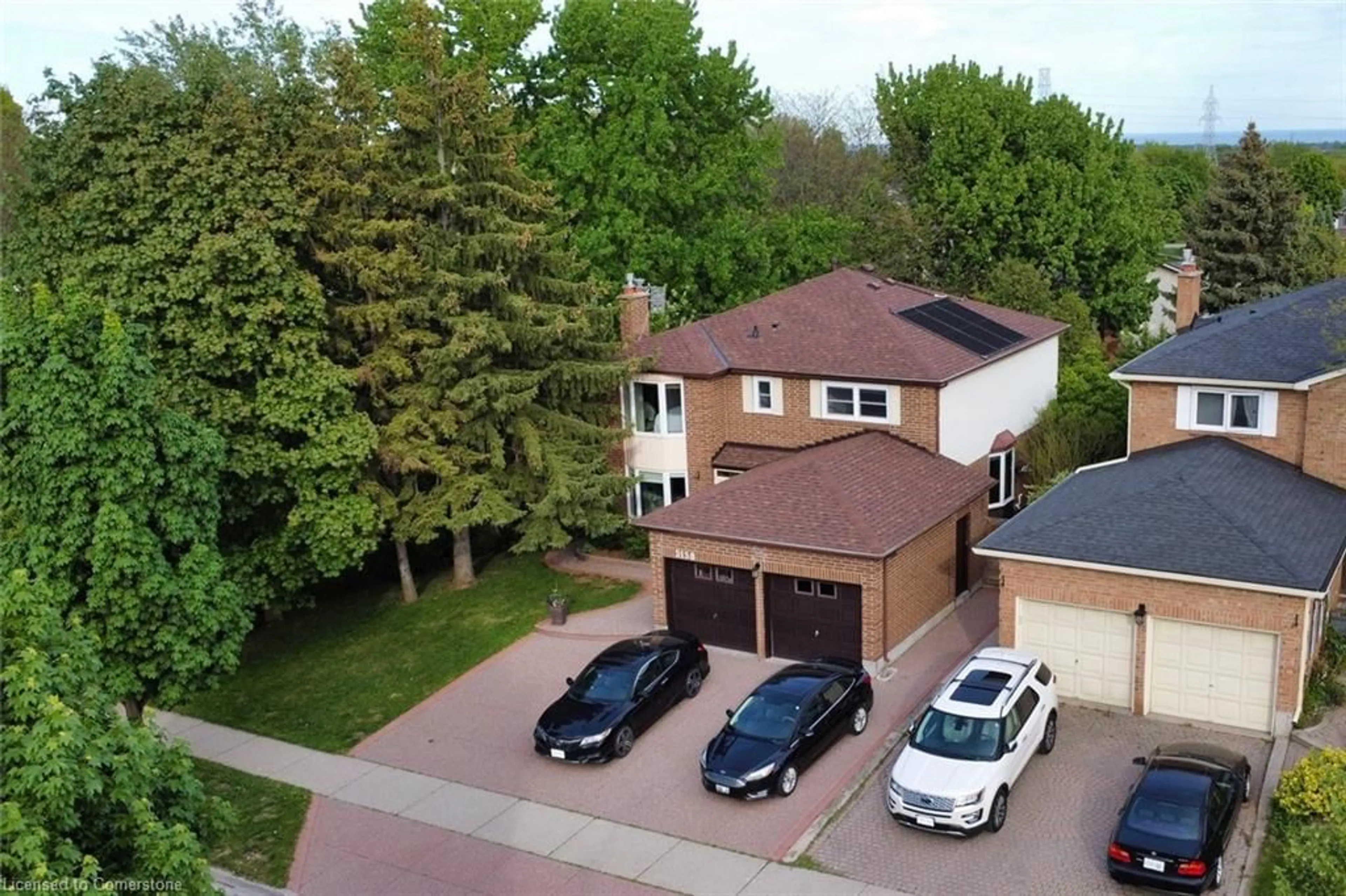 A pic from outside/outdoor area/front of a property/back of a property/a pic from drone, street for 3158 Pinemeadow Dr, Burlington Ontario L7M 2Z6