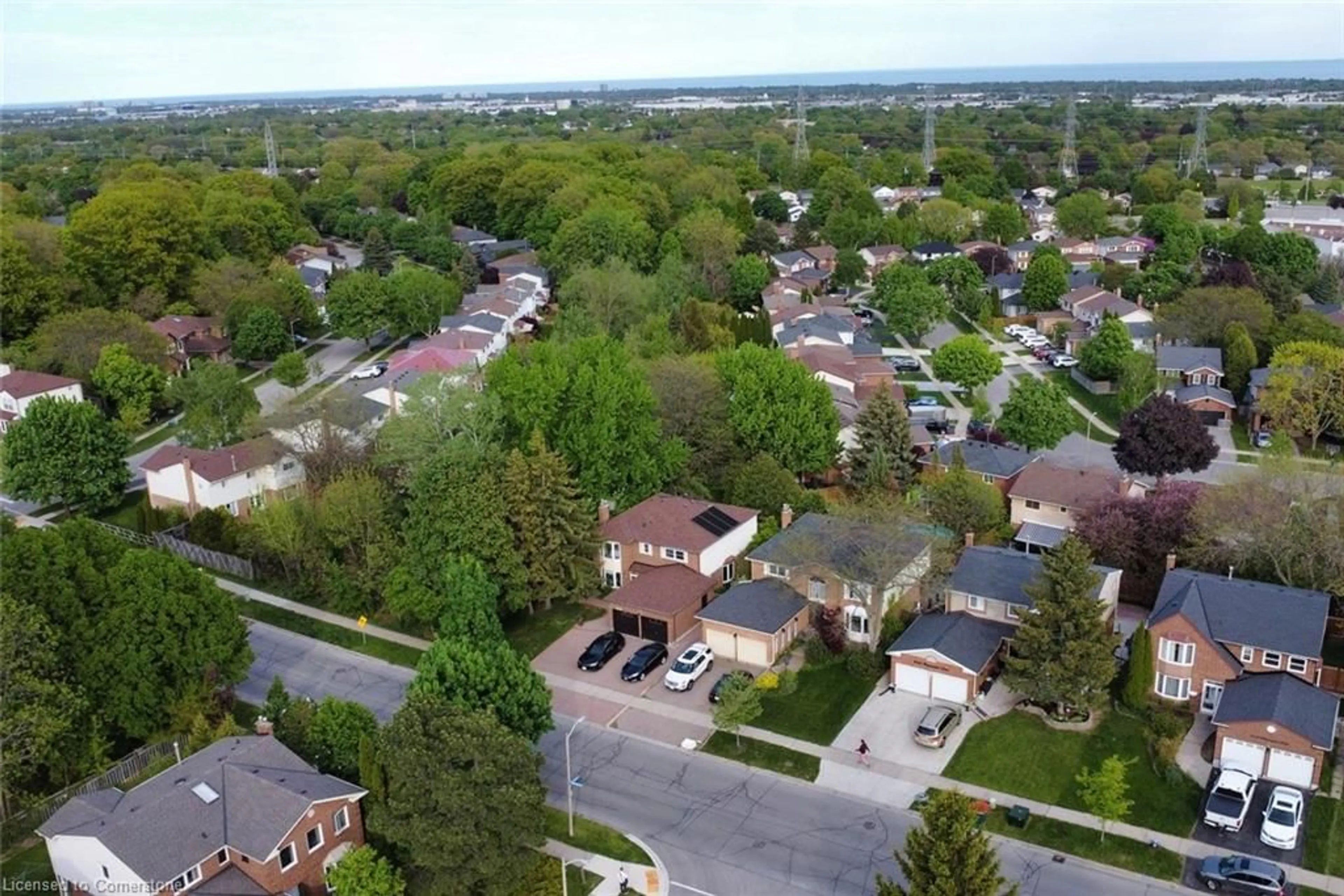A pic from outside/outdoor area/front of a property/back of a property/a pic from drone, street for 3158 Pinemeadow Dr, Burlington Ontario L7M 2Z6