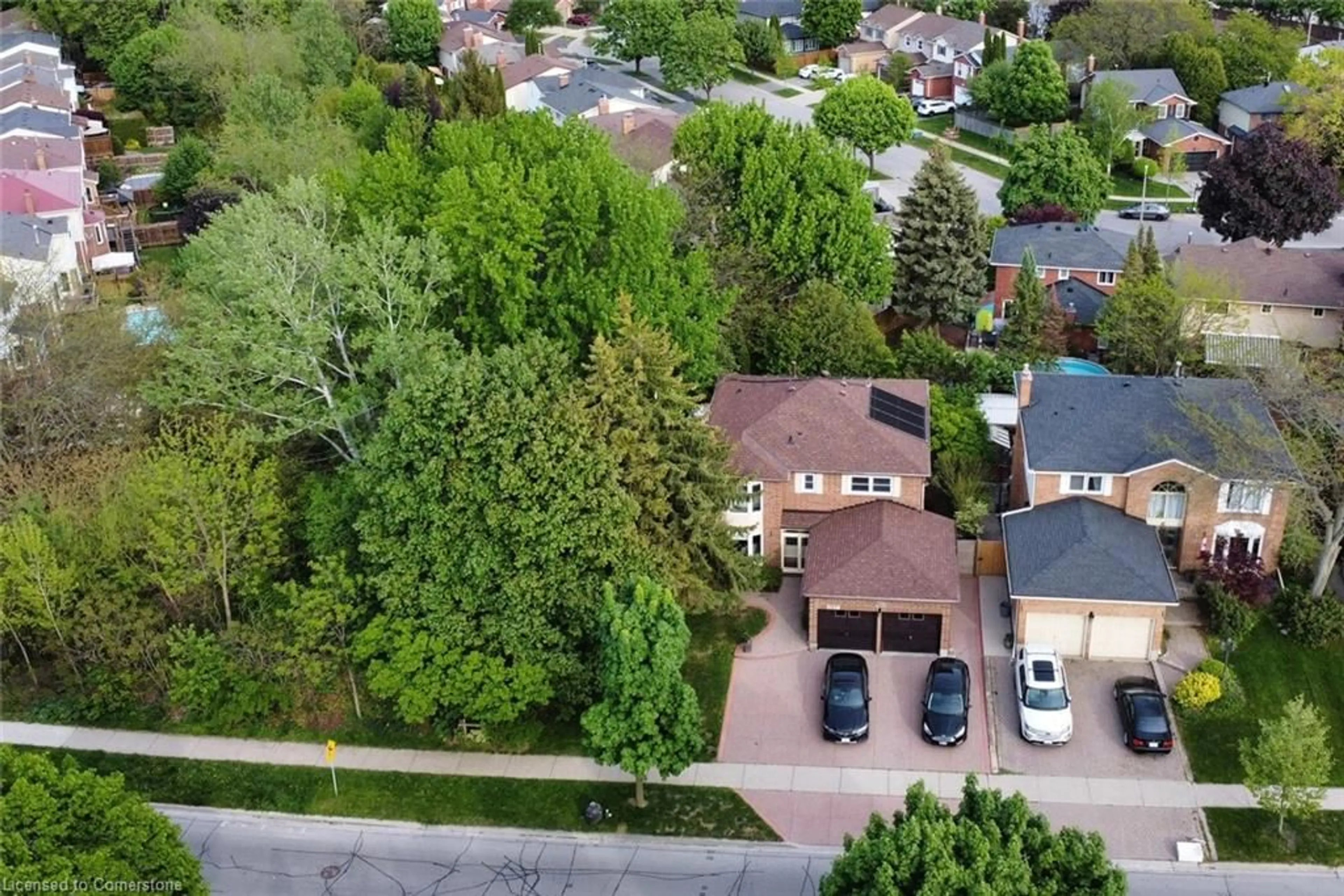 A pic from outside/outdoor area/front of a property/back of a property/a pic from drone, street for 3158 Pinemeadow Dr, Burlington Ontario L7M 2Z6