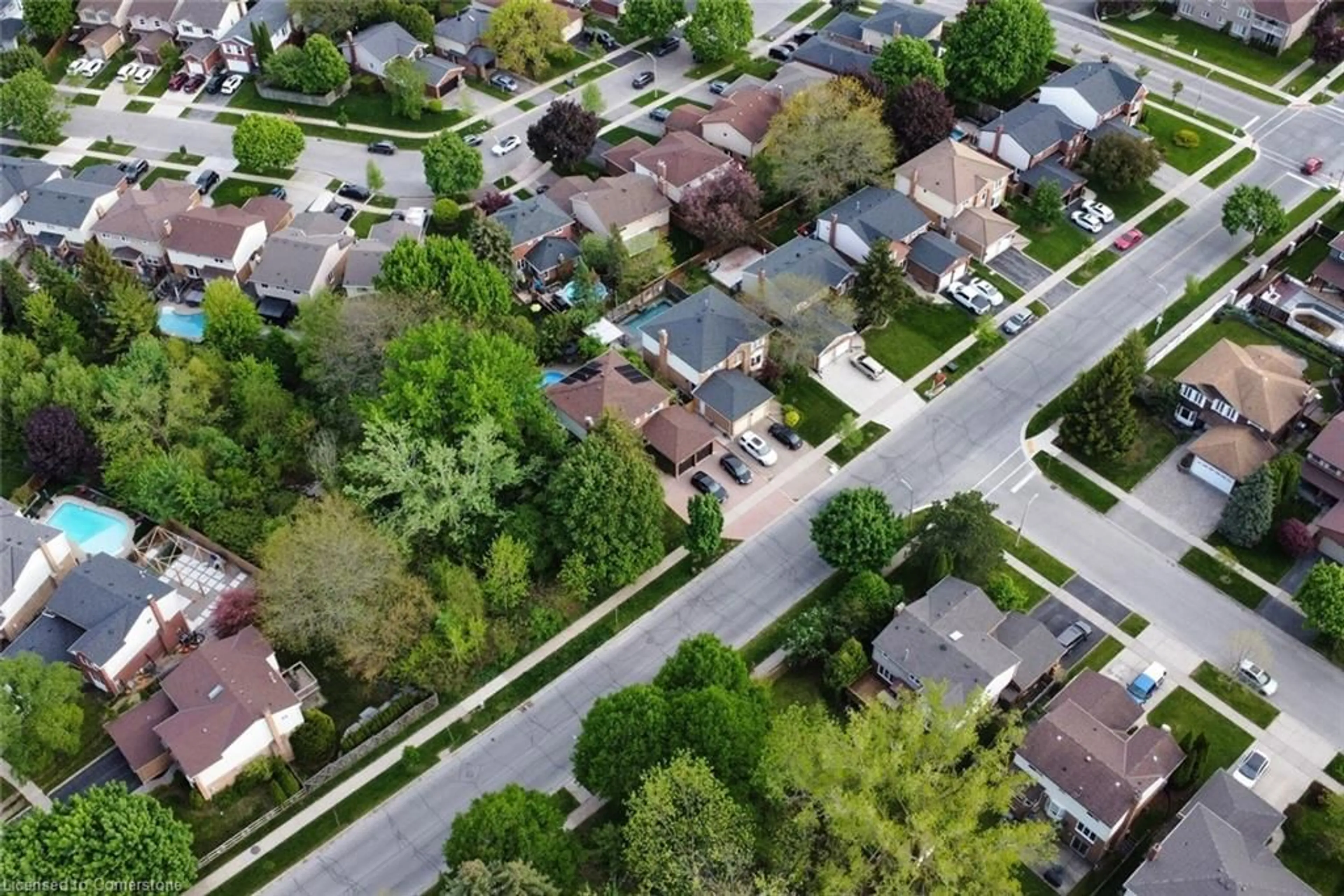 A pic from outside/outdoor area/front of a property/back of a property/a pic from drone, street for 3158 Pinemeadow Dr, Burlington Ontario L7M 2Z6