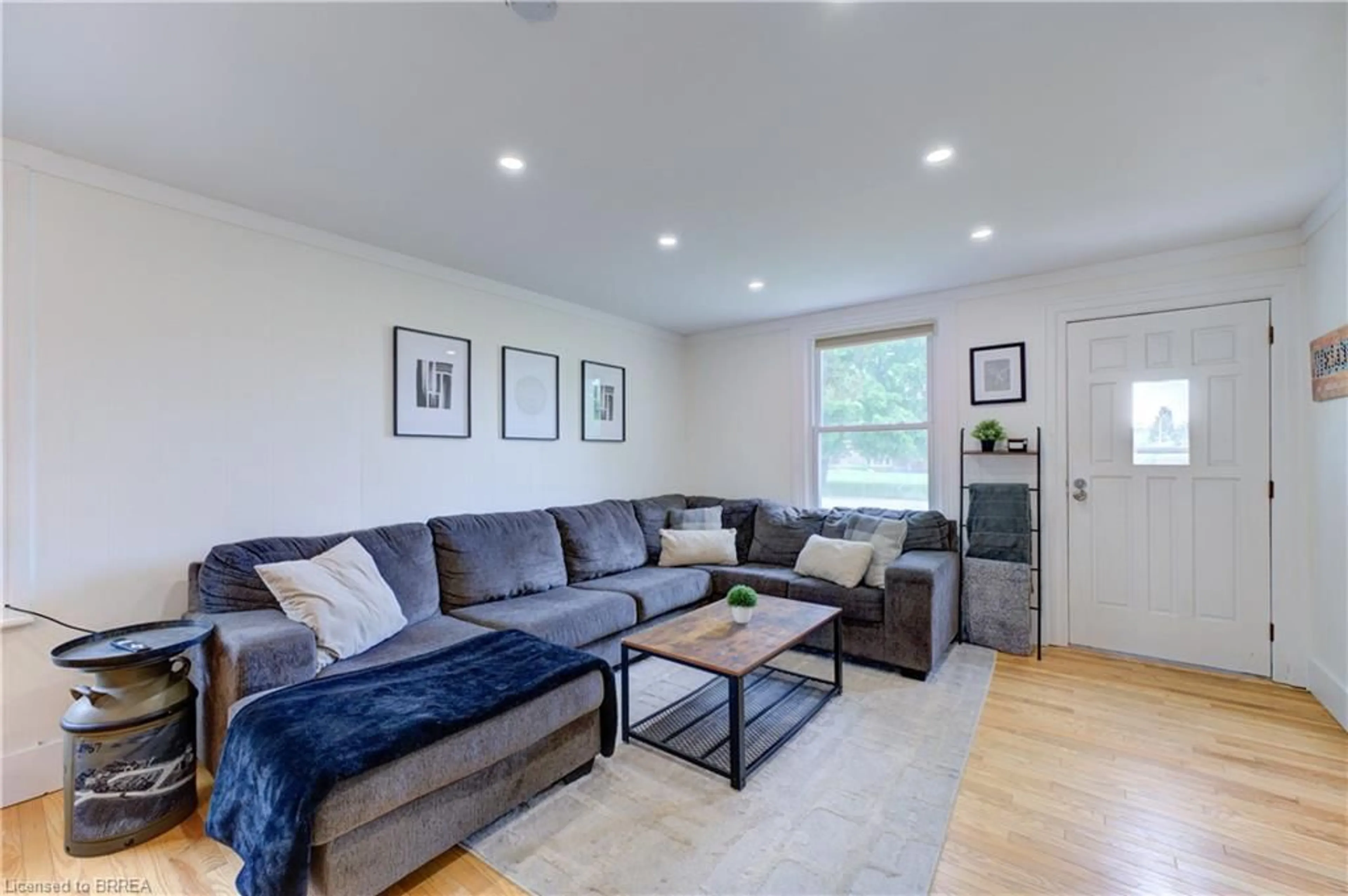 Living room with furniture, wood/laminate floor for 9 Curtis Ave, Paris Ontario N3L 3J3