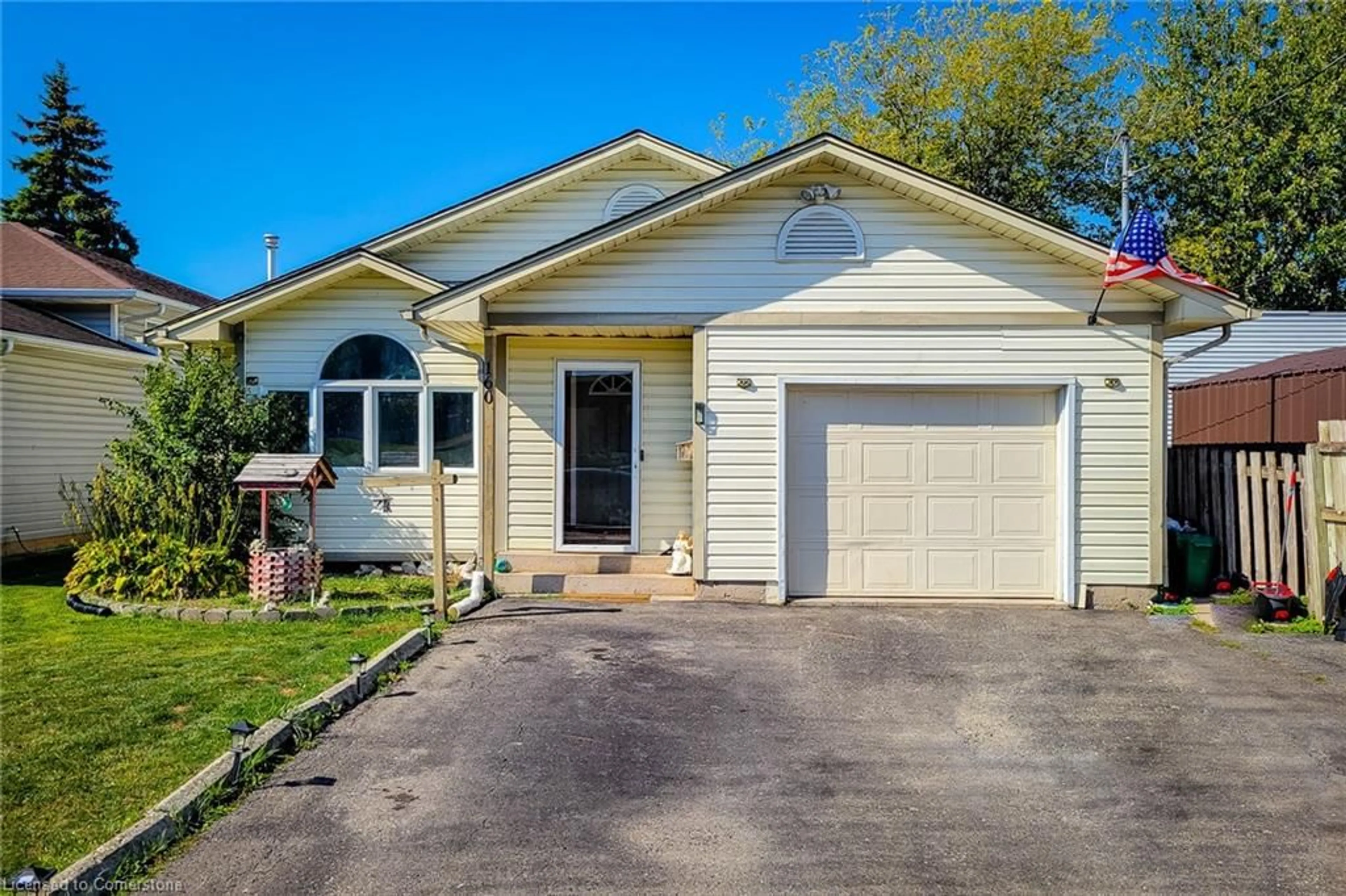 Home with vinyl exterior material, street for 160 Davis St, Port Colborne Ontario L3K 1Z1