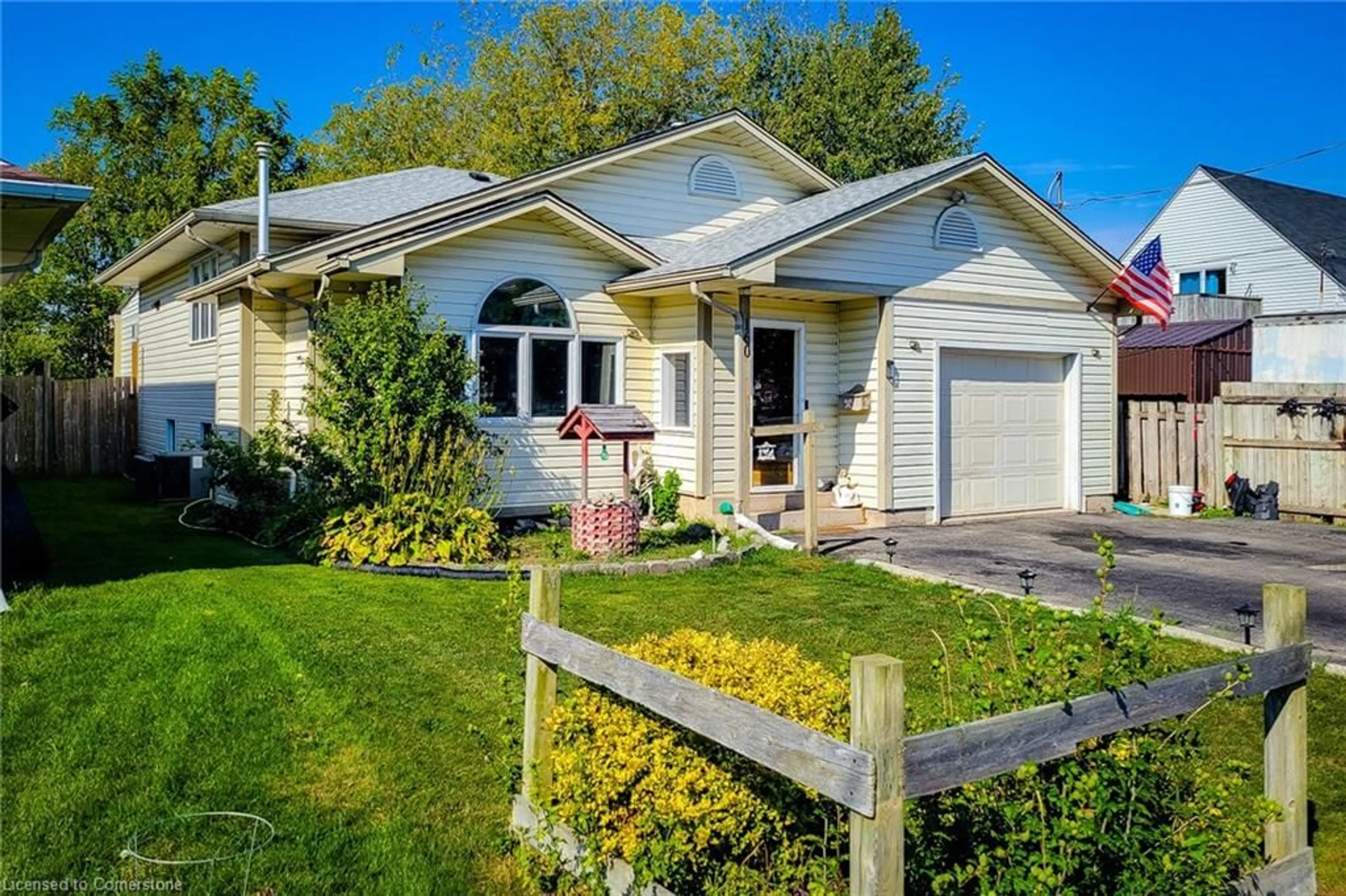 Home with vinyl exterior material, street for 160 Davis St, Port Colborne Ontario L3K 1Z1