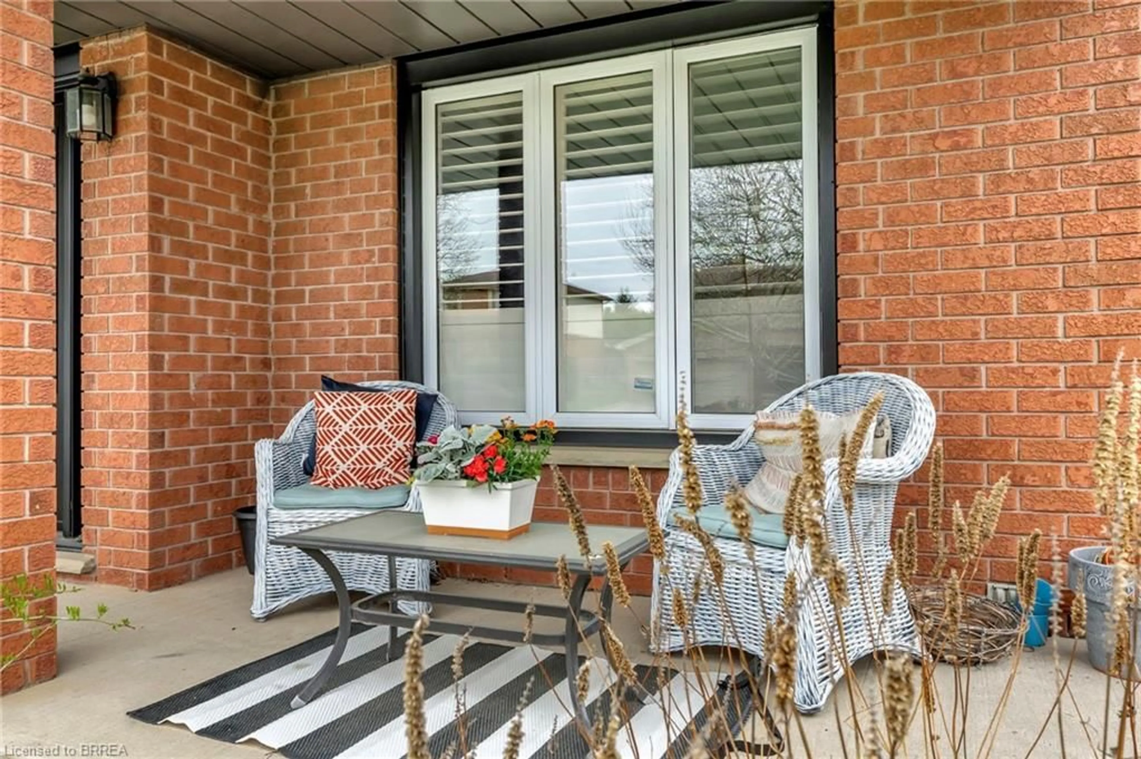 Patio, street for 52 Beckett Dr, Brantford Ontario N3T 6G2