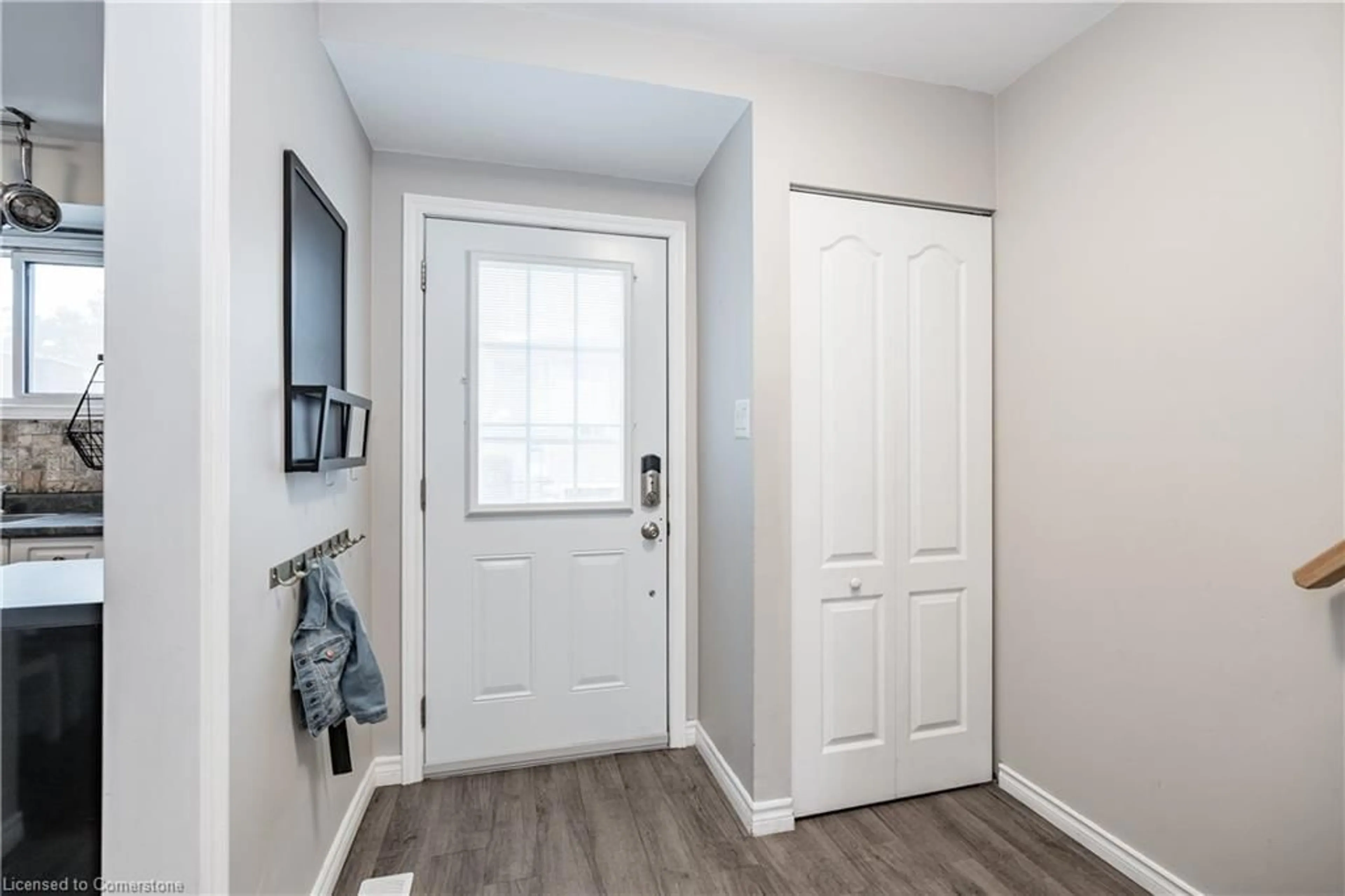 Indoor entryway for 1355 Upper Gage Ave #15, Hamilton Ontario L8W 1Y2