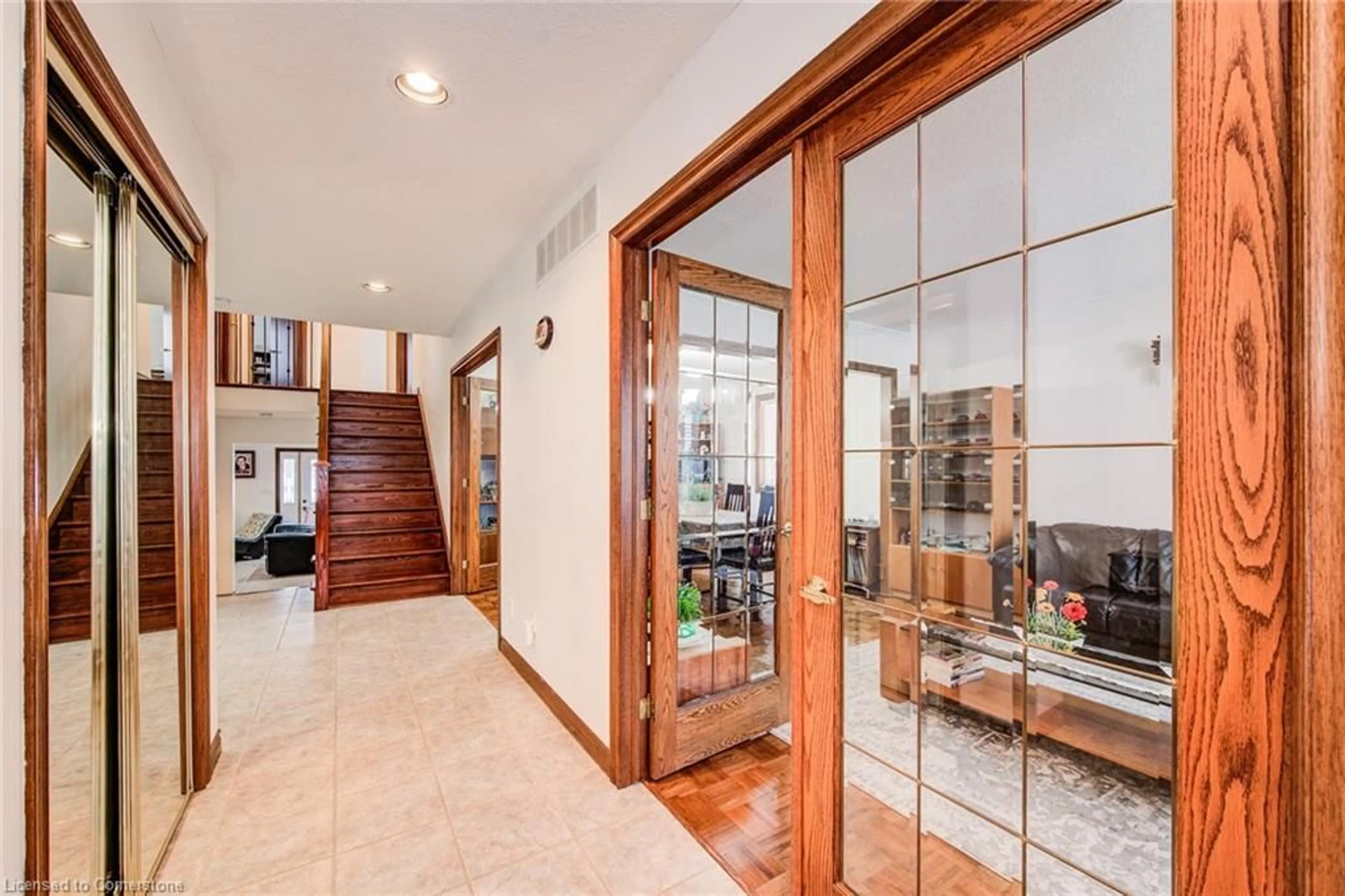 Indoor foyer for 48 Wayne Ave, Cambridge Ontario N1R 0B8