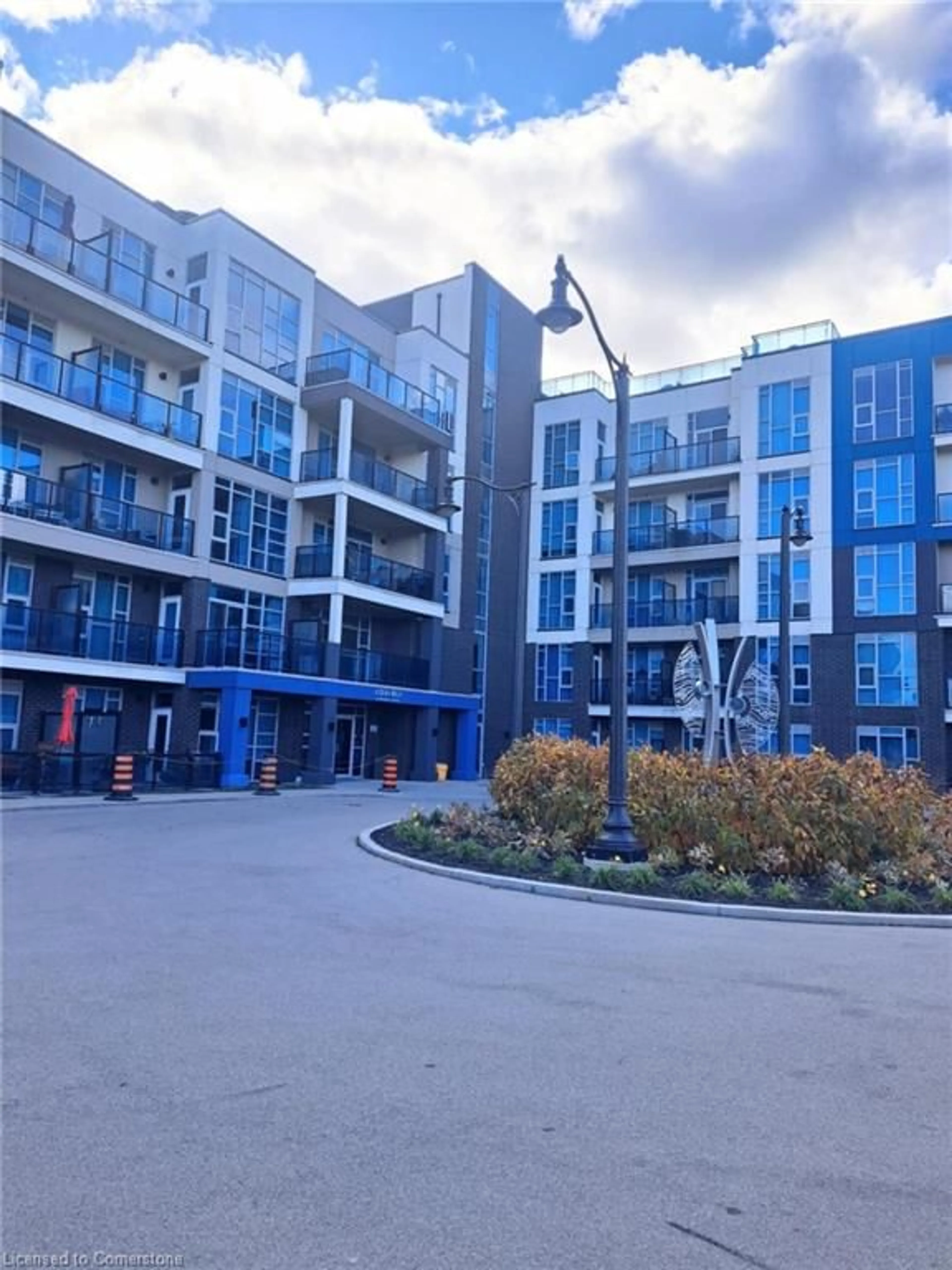 A pic from outside/outdoor area/front of a property/back of a property/a pic from drone, unknown for 10 Concord Place #324, Grimsby Ontario L3M 0G6