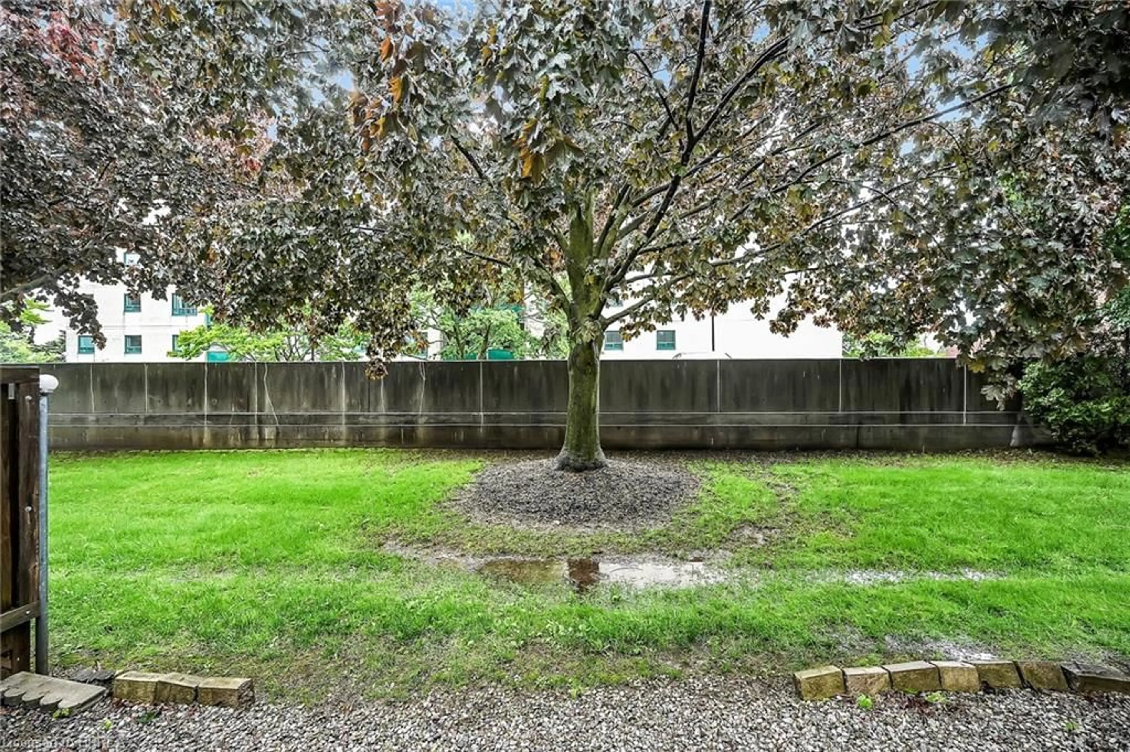 Patio, street for 21 Centennial Dr #C, Brantford Ontario N3R 6Y5