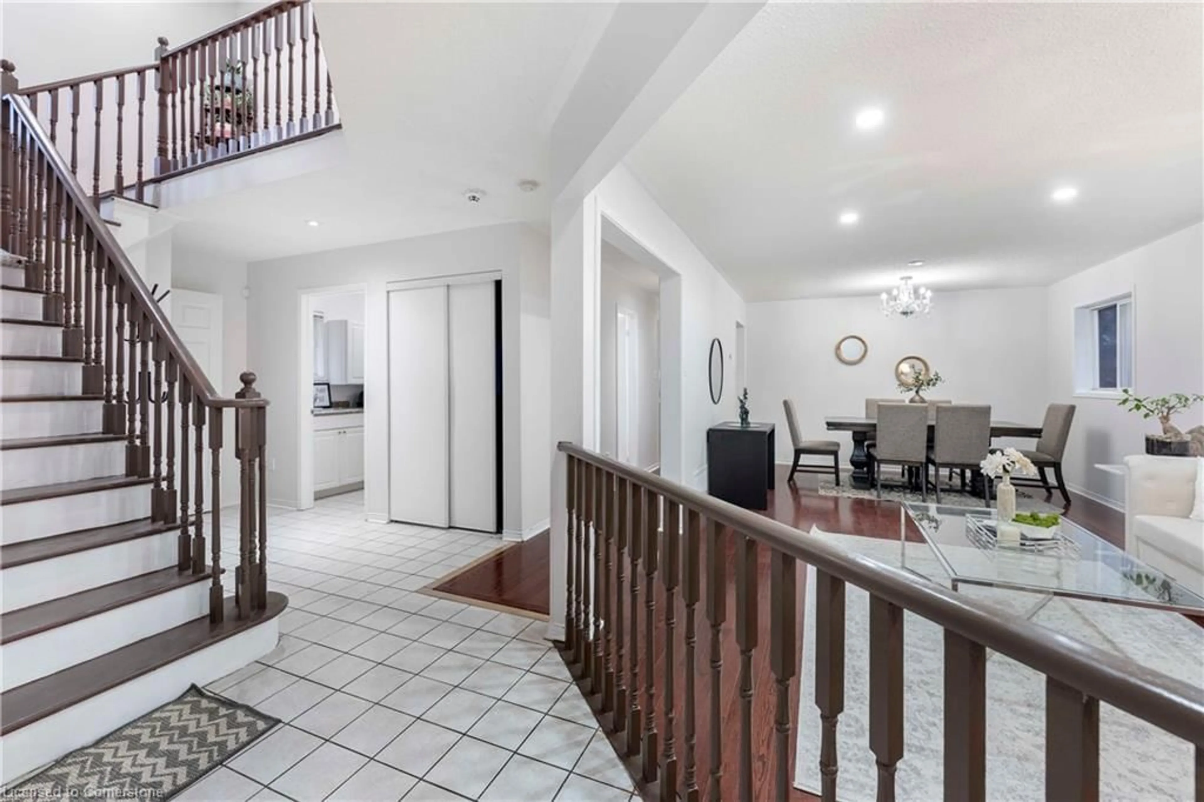 Indoor foyer for 44 Pebblestone Cir, Brampton Ontario L6X 4N2