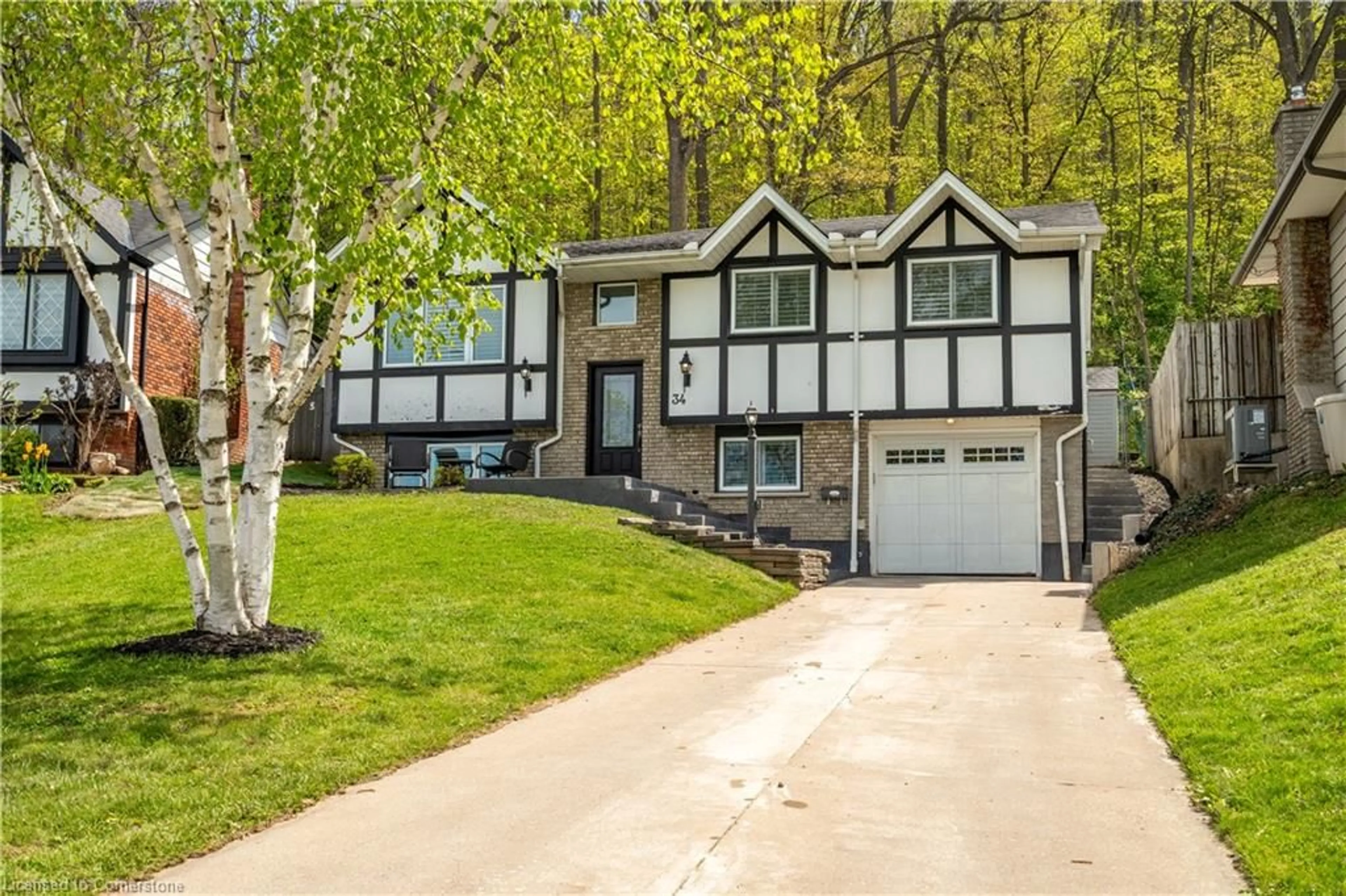 Home with vinyl exterior material, street for 34 Palm Crt, Stoney Creek Ontario L8G 2T7