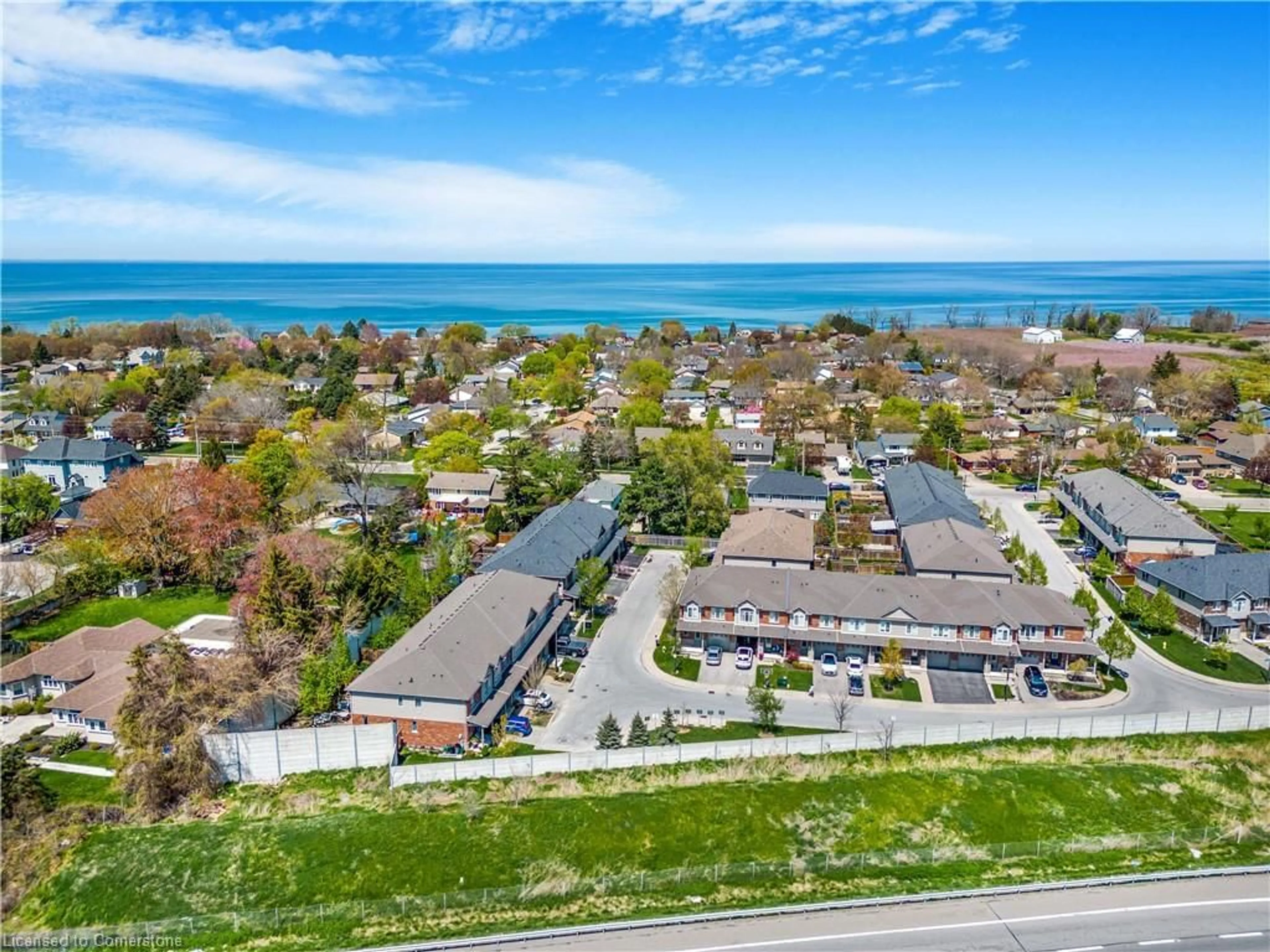 A pic from outside/outdoor area/front of a property/back of a property/a pic from drone, water/lake/river/ocean view for 380 Lake St #25, Grimsby Ontario L3M 0E8
