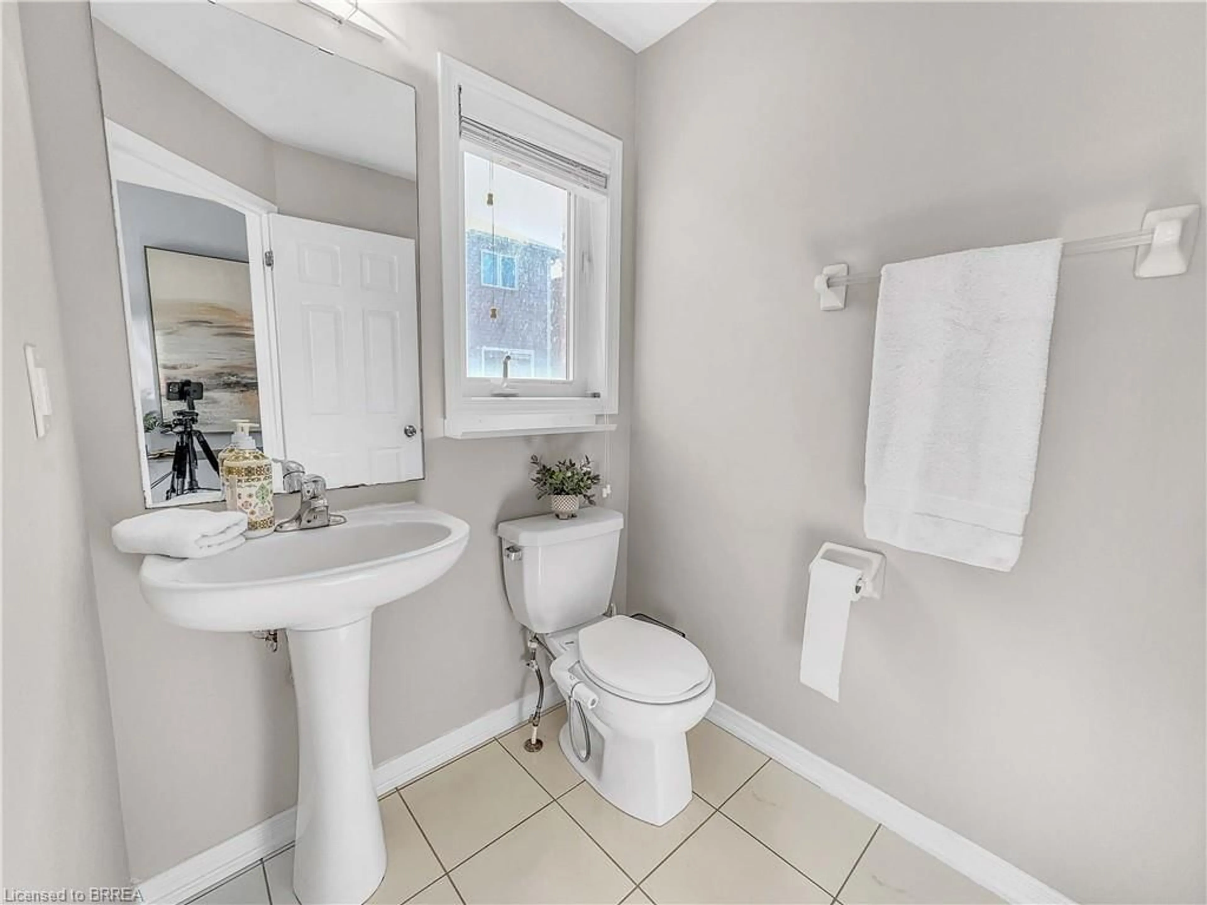 Standard bathroom, ceramic/tile floor for 36 Cheevers Rd, Brantford Ontario N3T 0K5