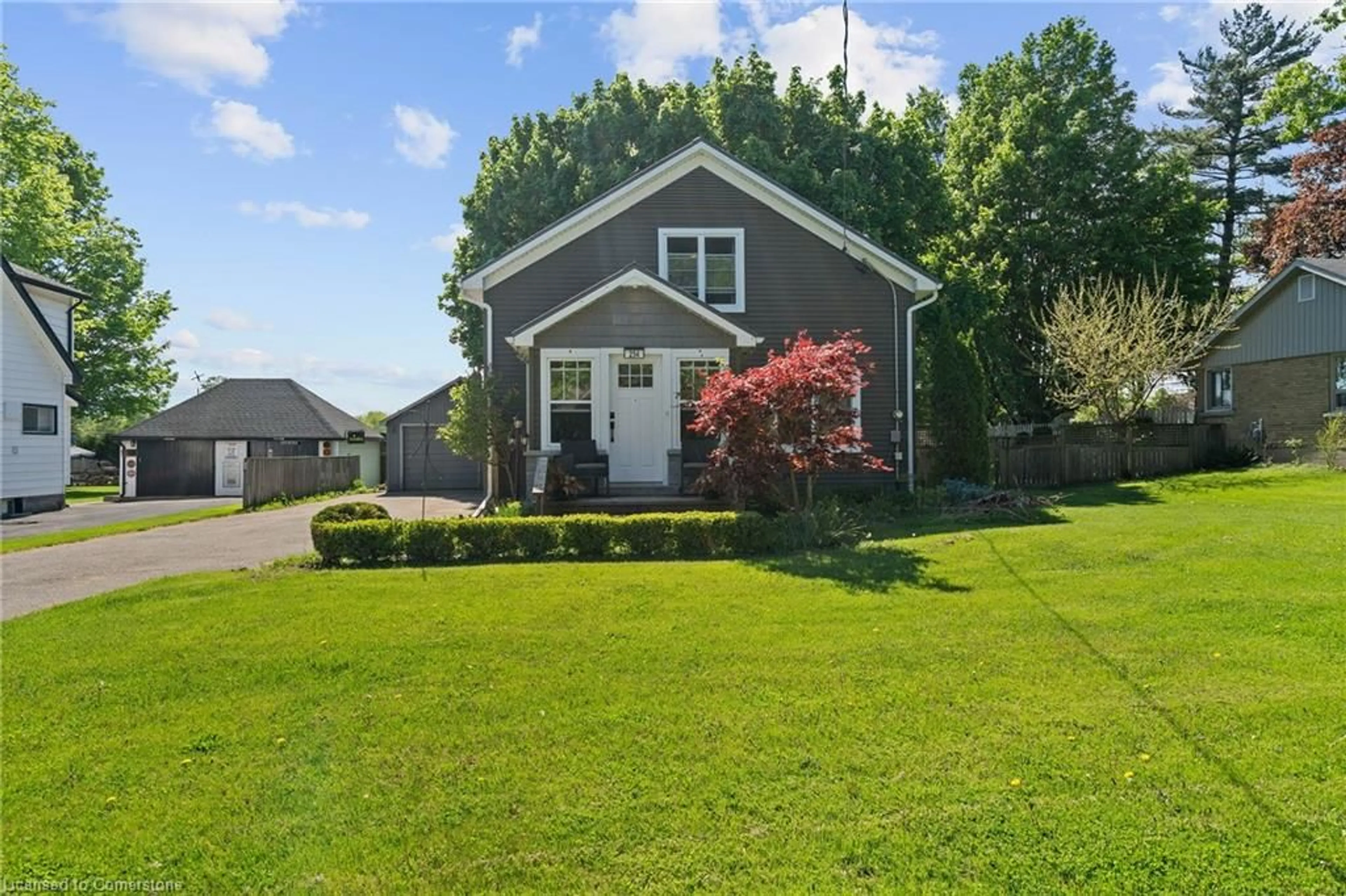 A pic from outside/outdoor area/front of a property/back of a property/a pic from drone, street for 254 St James St, Waterford Ontario N0E 1Y0