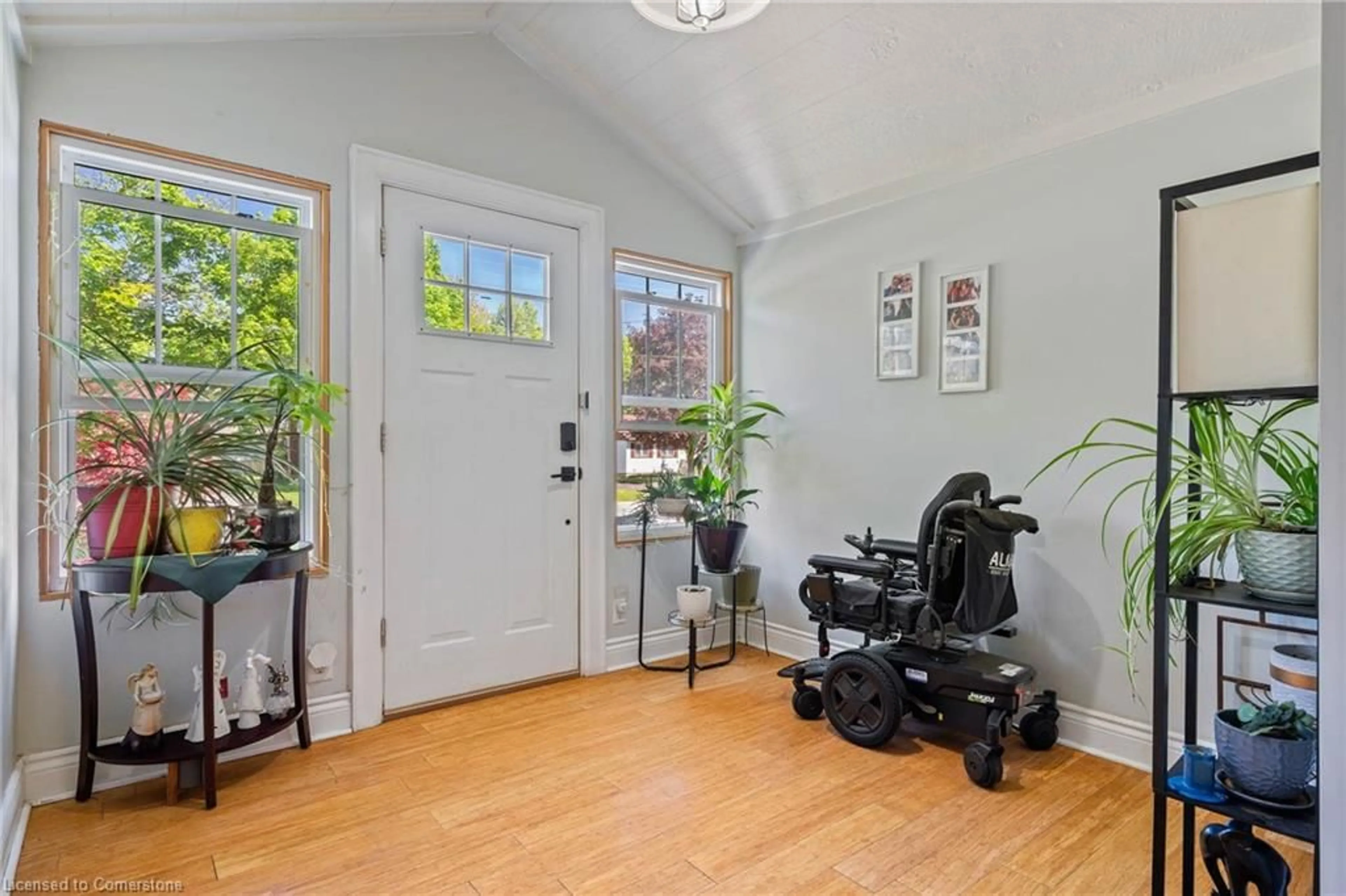 Indoor entryway for 254 St James St, Waterford Ontario N0E 1Y0