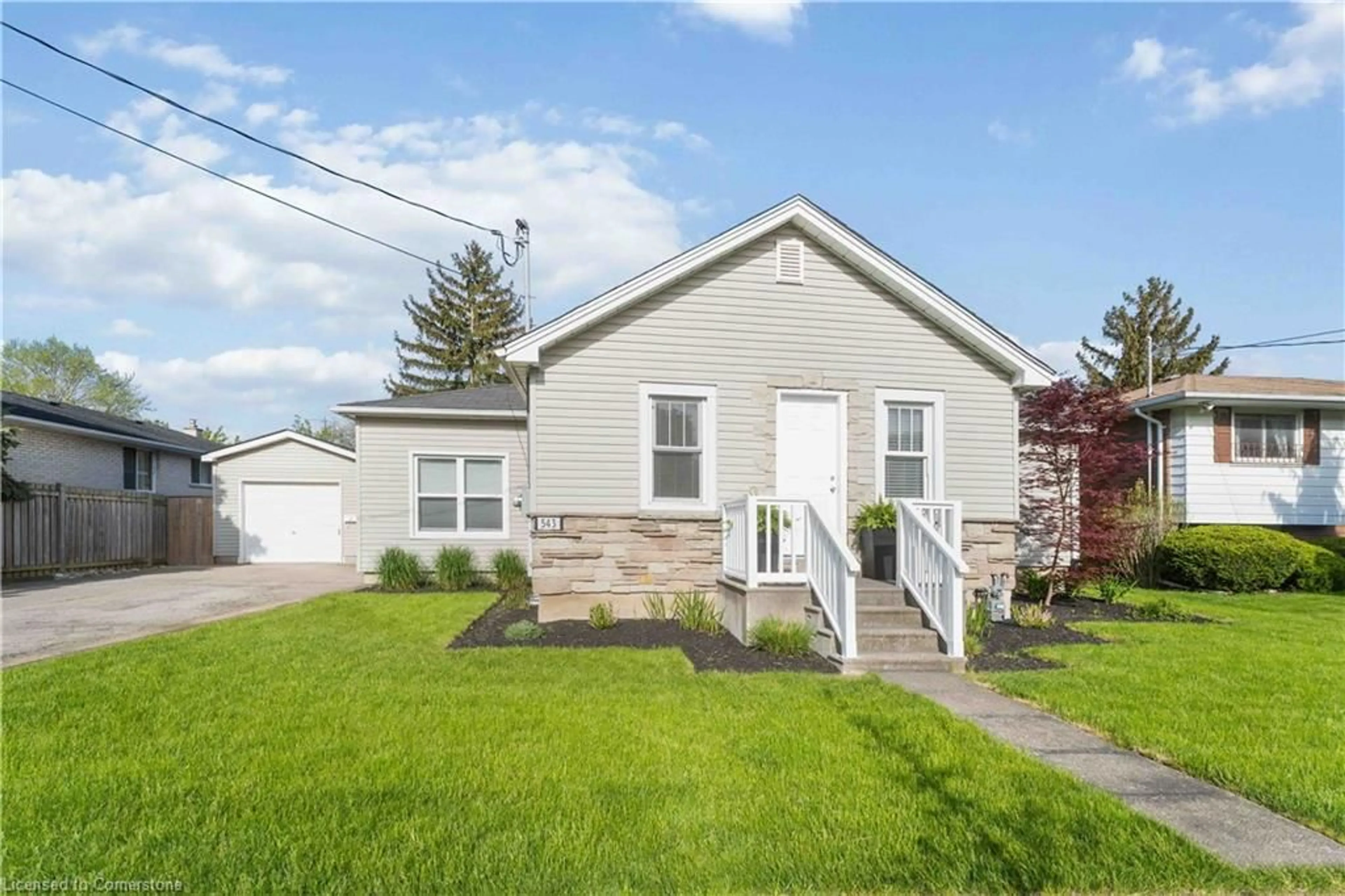 Home with vinyl exterior material, street for 543 Vine St, St. Catharines Ontario L2M 3T5