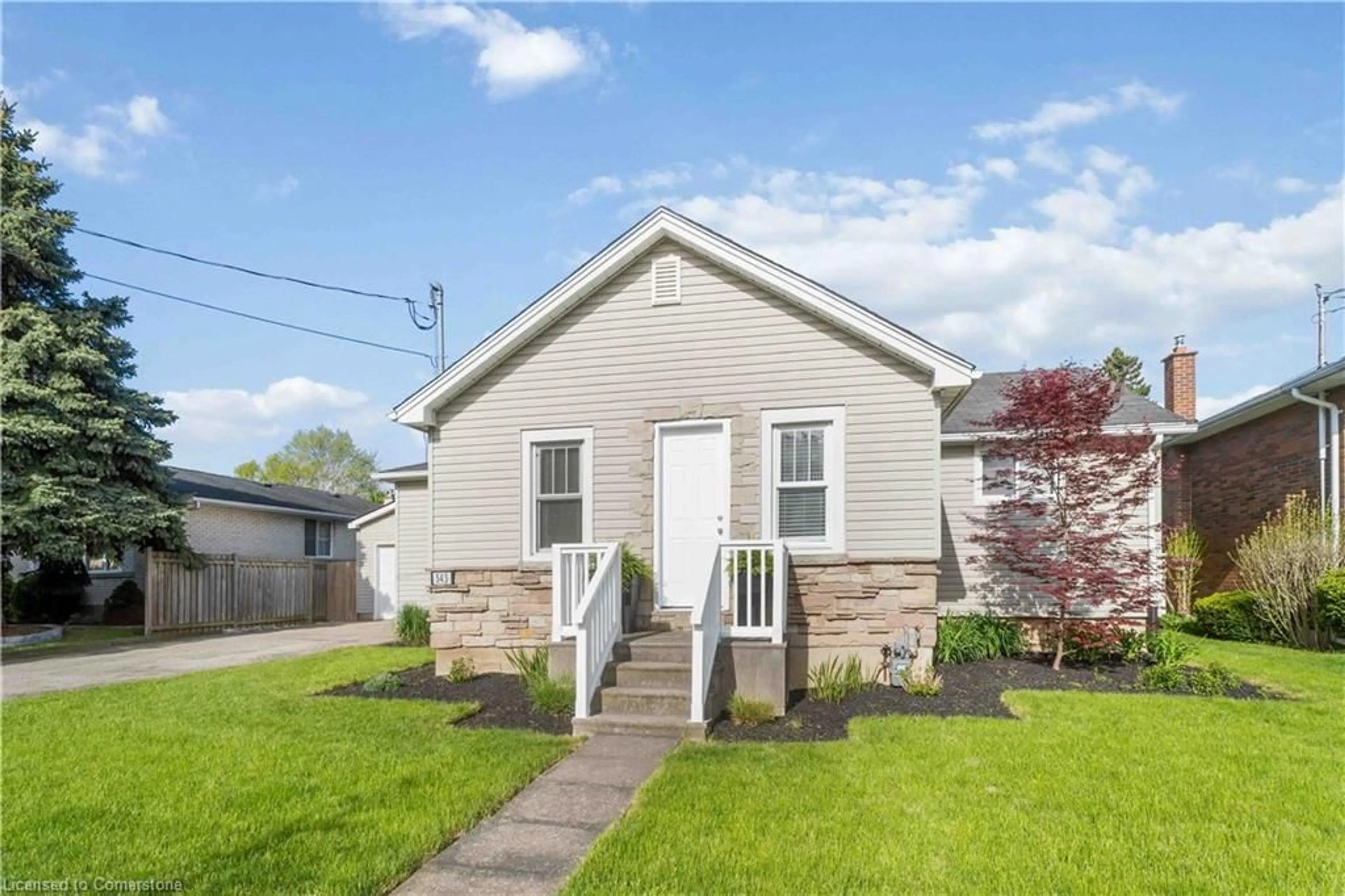 Home with vinyl exterior material, street for 543 Vine St, St. Catharines Ontario L2M 3T5