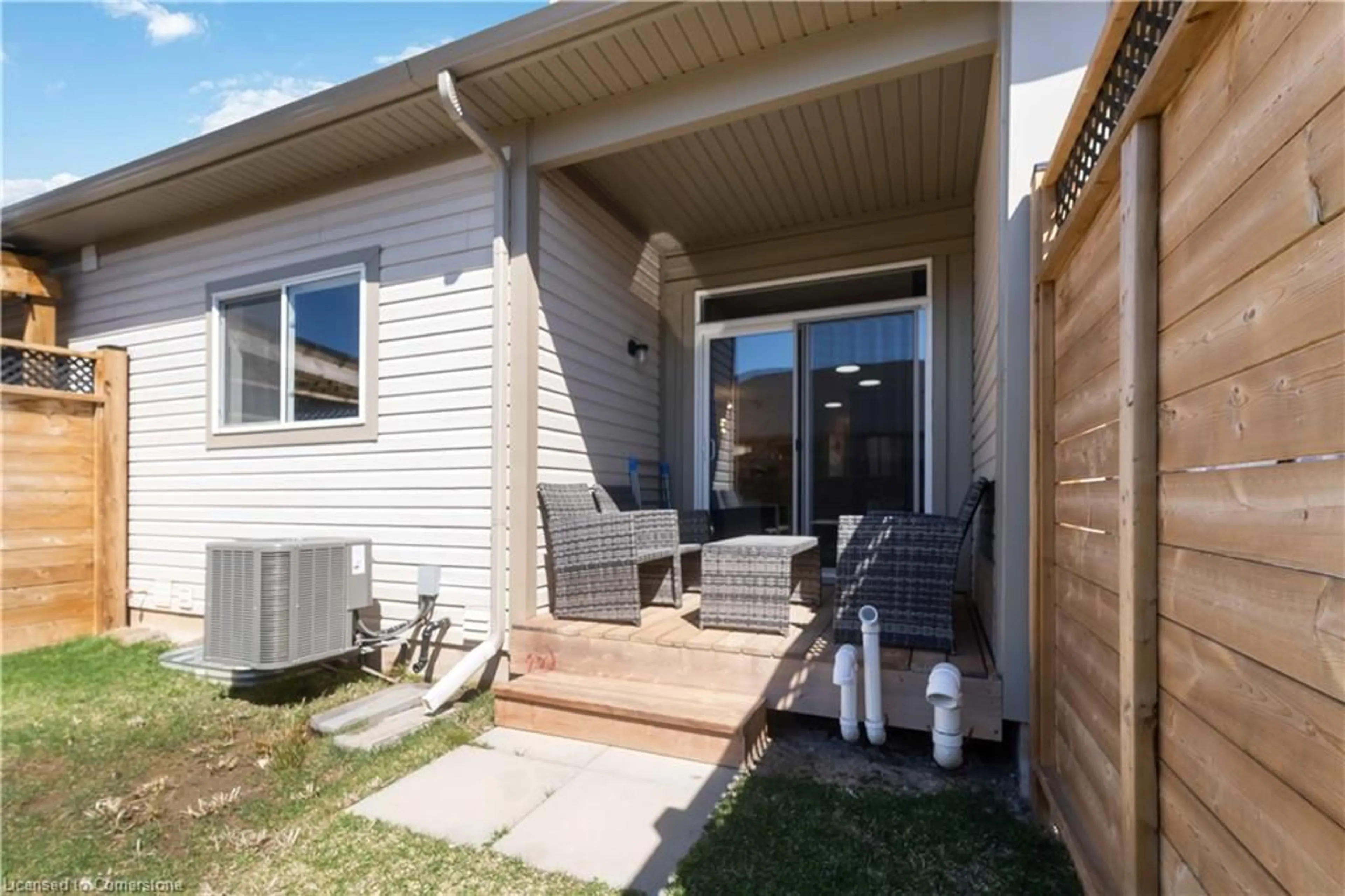 Patio, street for 447 Viking St, Fort Erie Ontario L2A 0A3