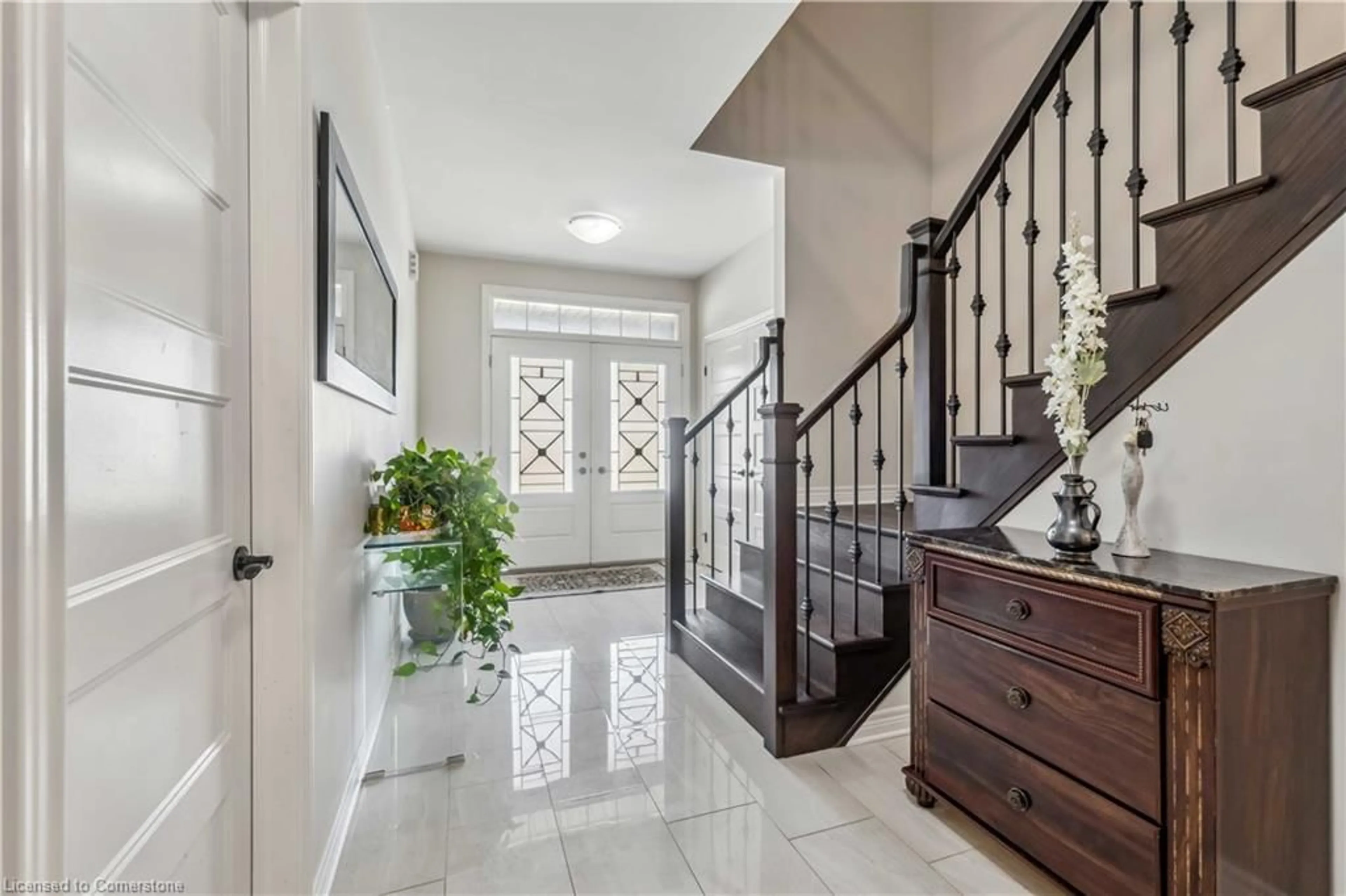 Indoor foyer for 1 Hopkins St, Thorold Ontario L2V 0E6
