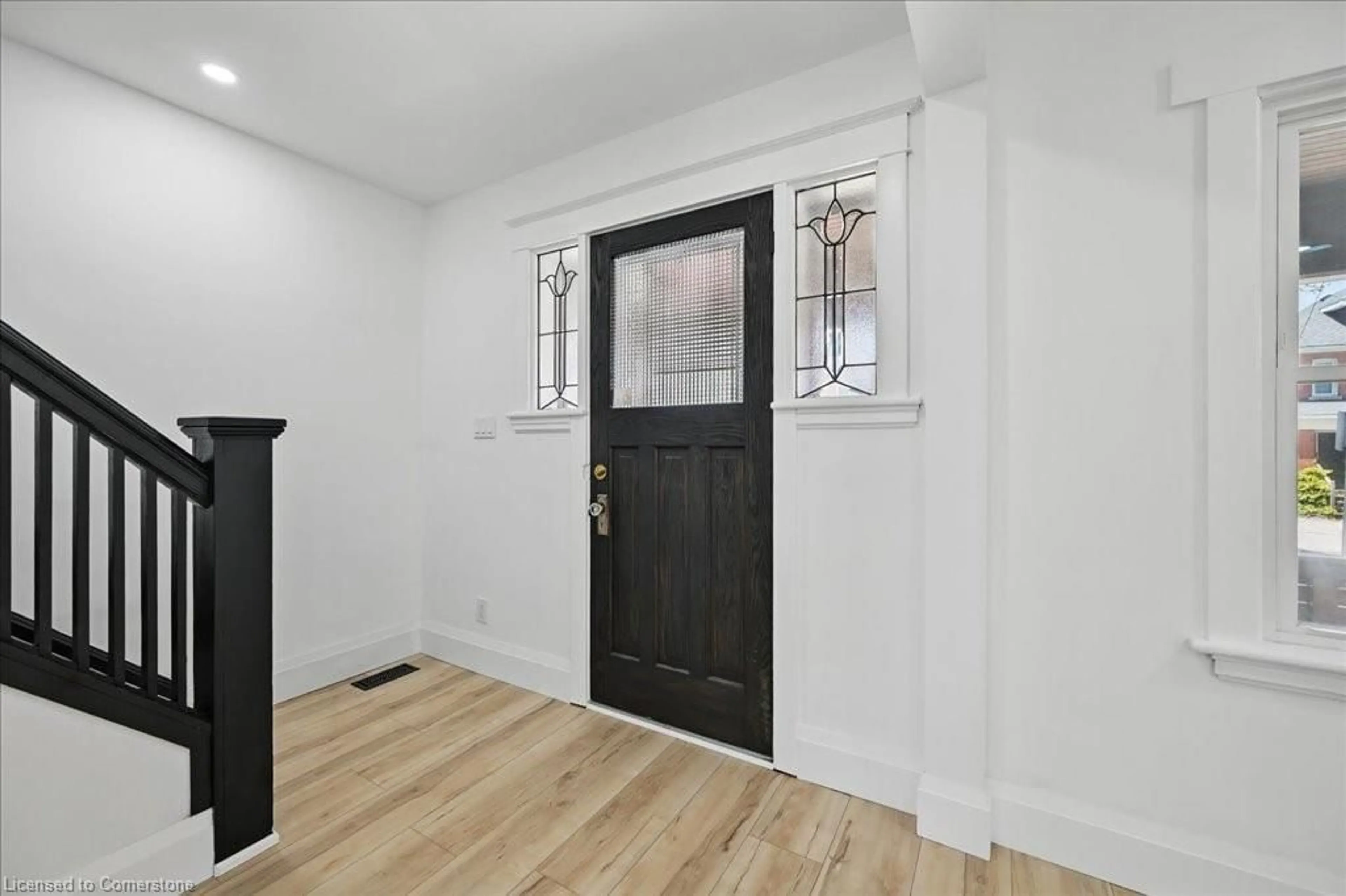Indoor entryway for 189 Edgemont St, Hamilton Ontario L8K 2J1