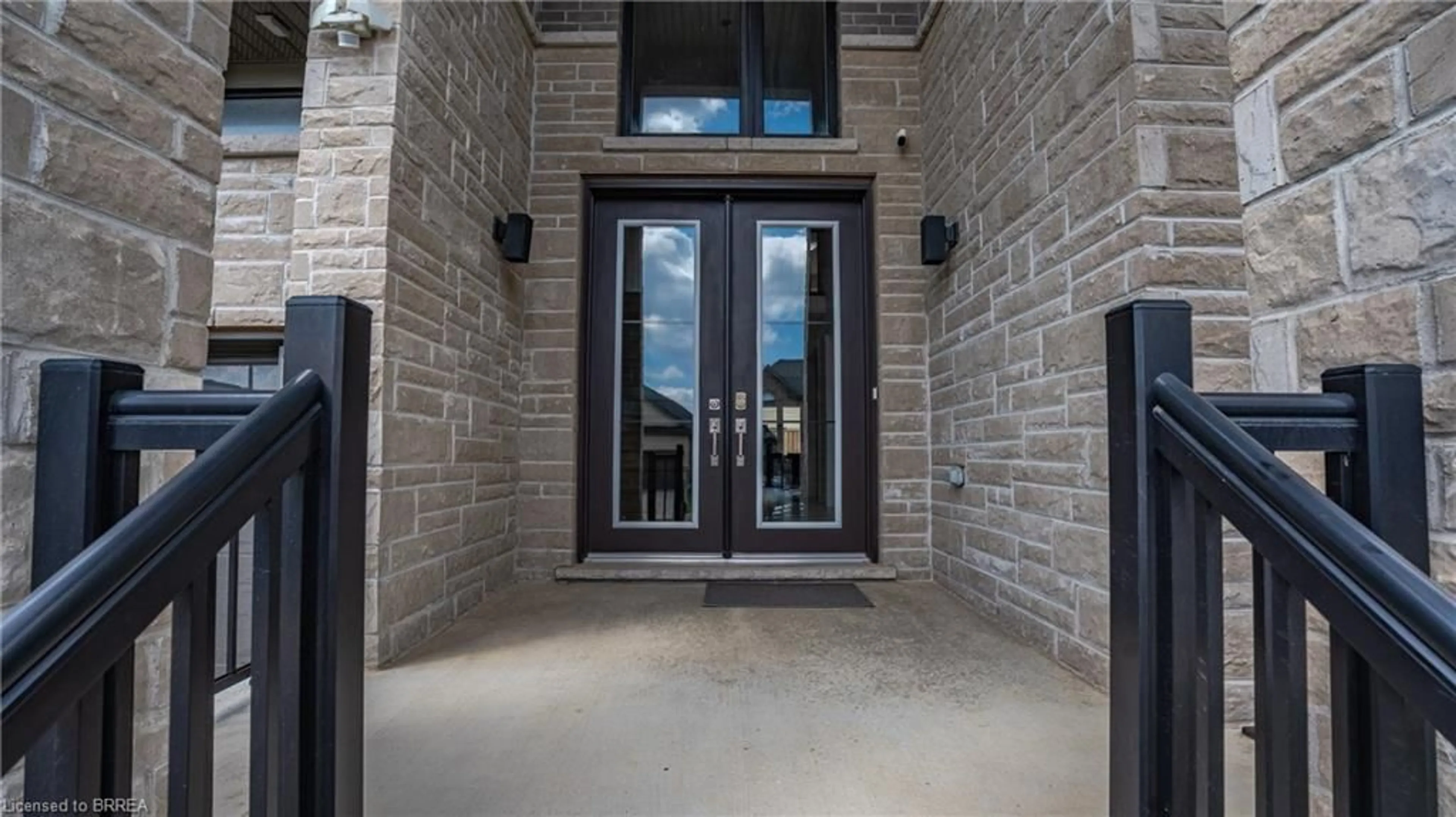 Indoor entryway for 10 Mcgovern Lane, Paris Ontario N3L 0K3