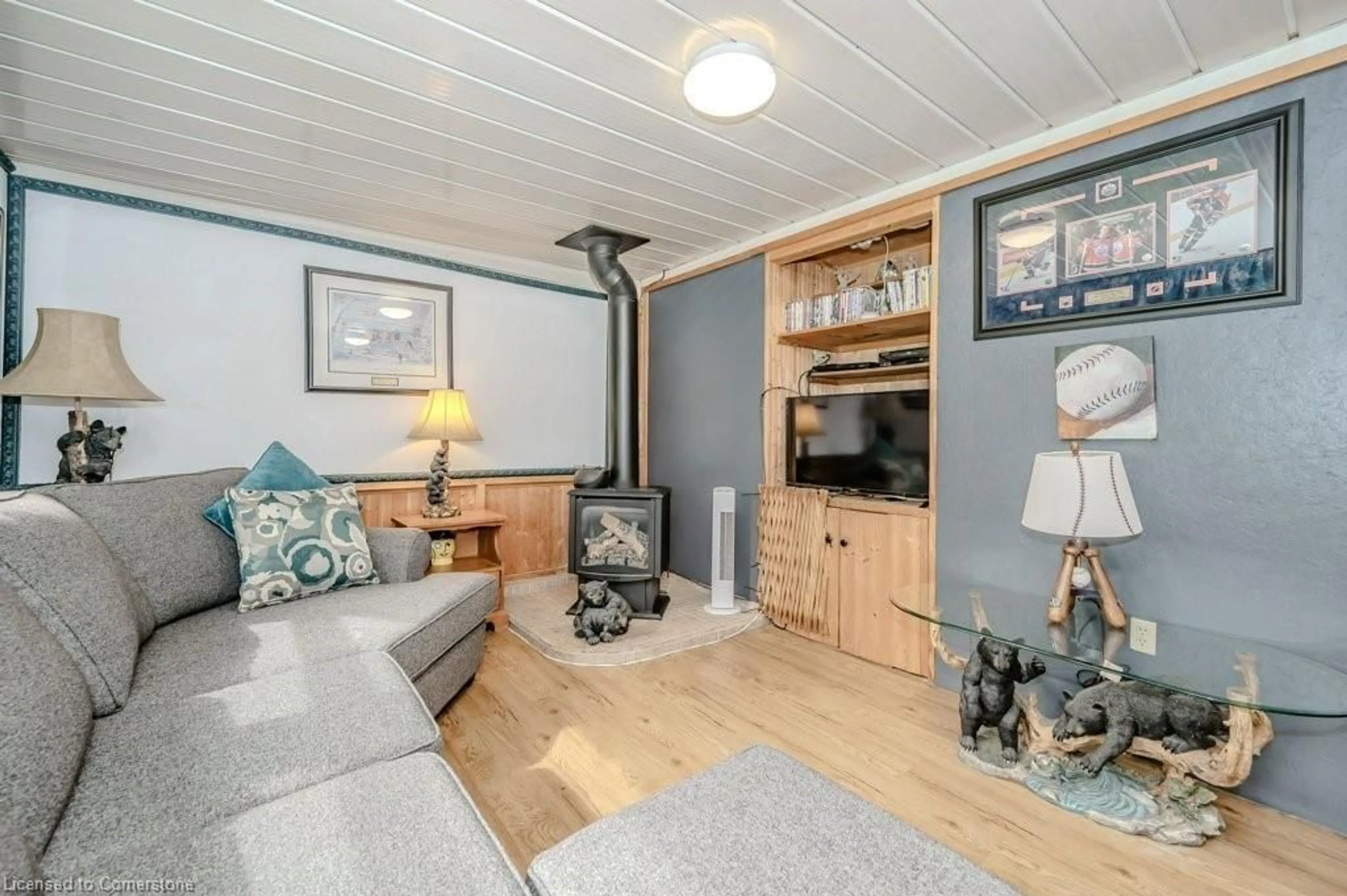 Living room with furniture, wood/laminate floor for 925 Highway 6, Flamborough Ontario L8N 2Z7
