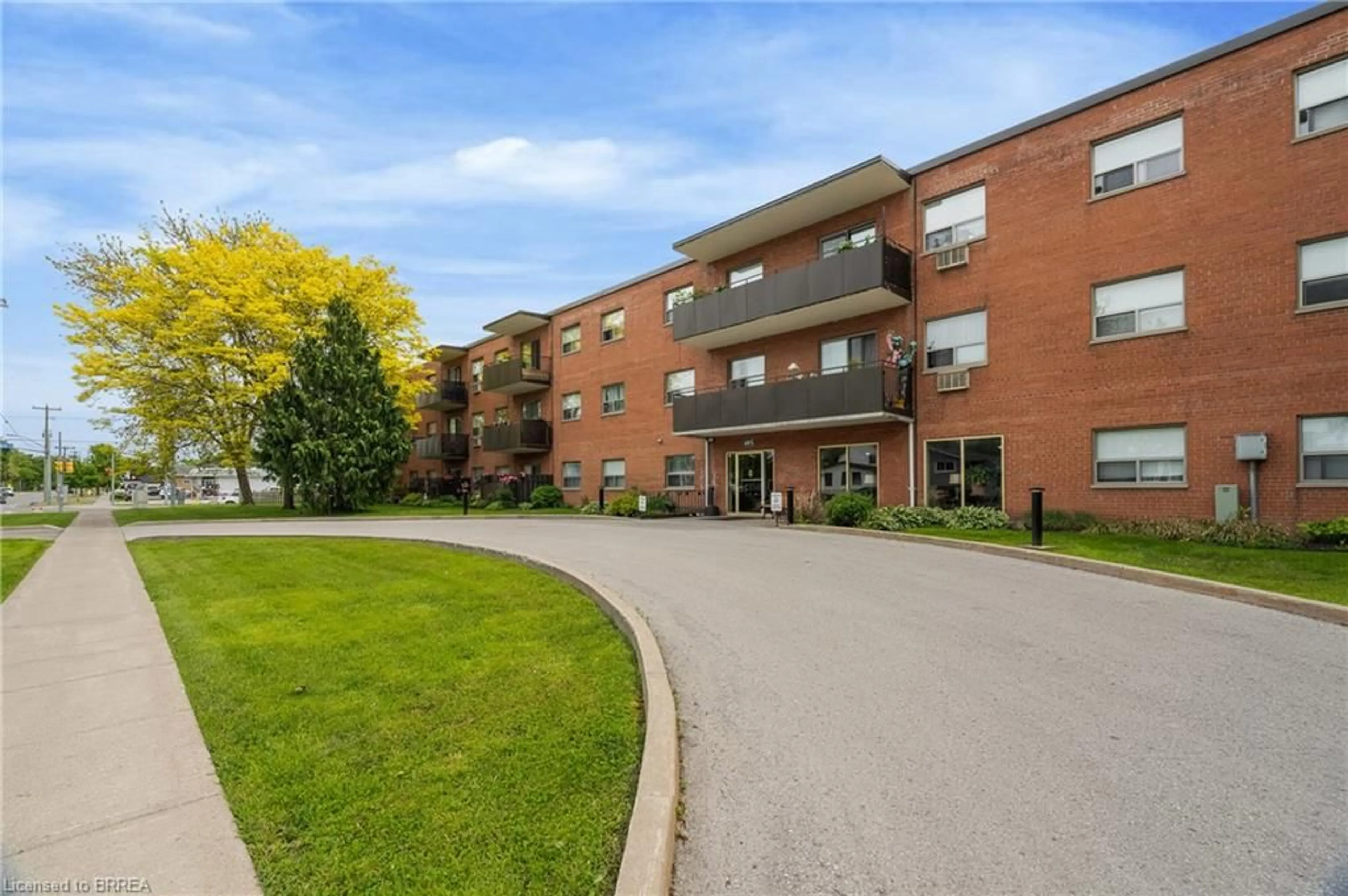 Patio, building for 485 Thorold Rd #323, Welland Ontario L3C 3X1