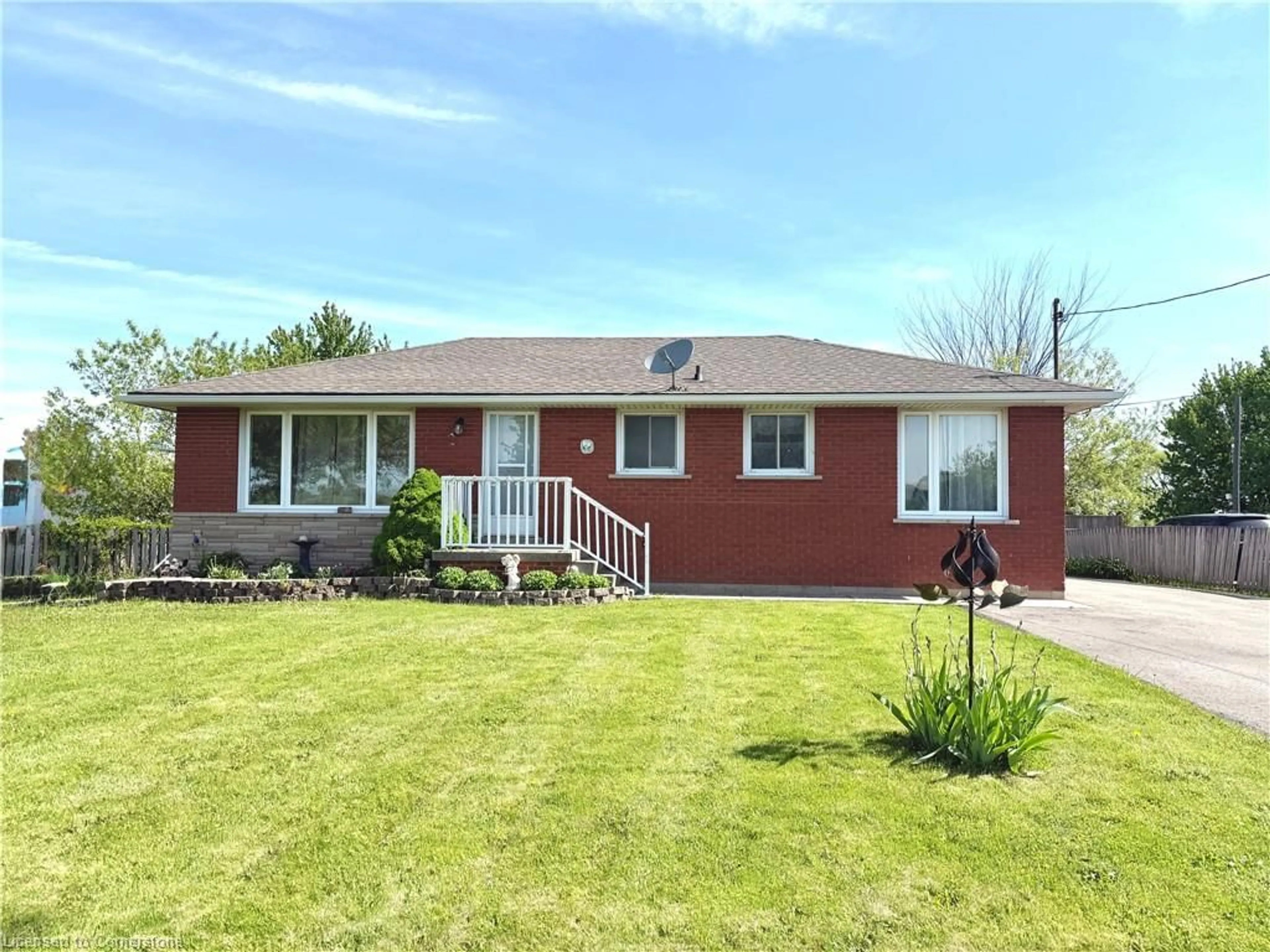 Home with vinyl exterior material, street for 725 Mud St, Stoney Creek Ontario L8J 3B8