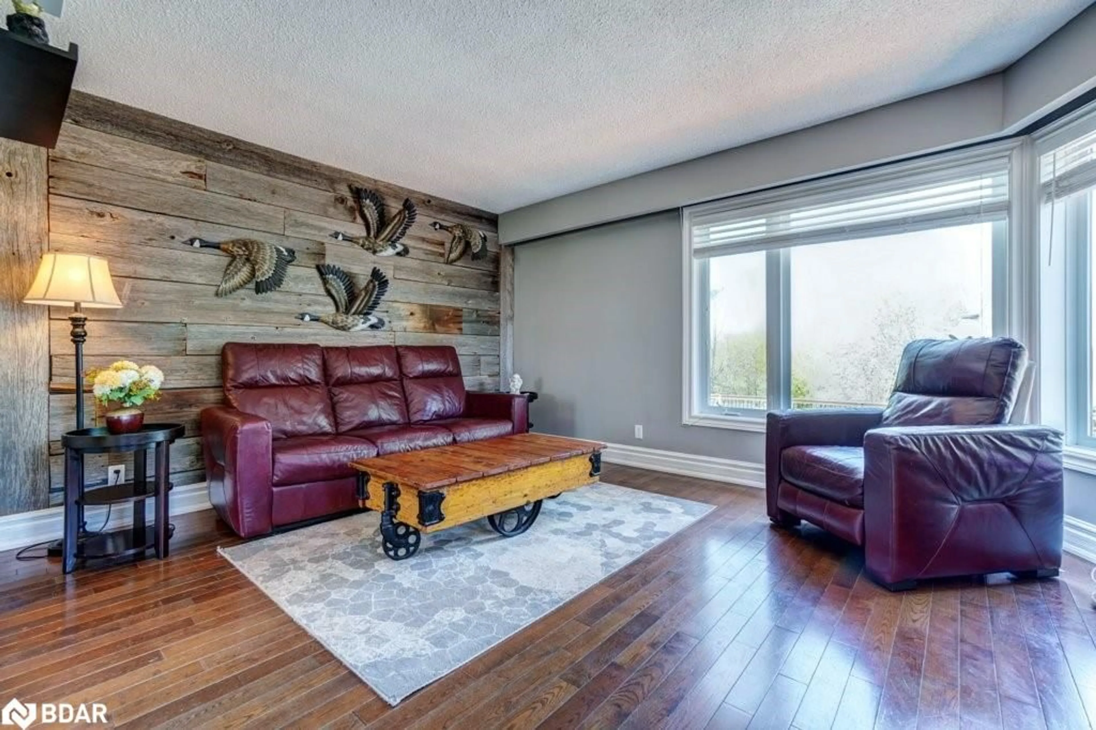 Living room with furniture, wood/laminate floor for 34 Meadowlands Dr, Cannington Ontario L0E 1E0