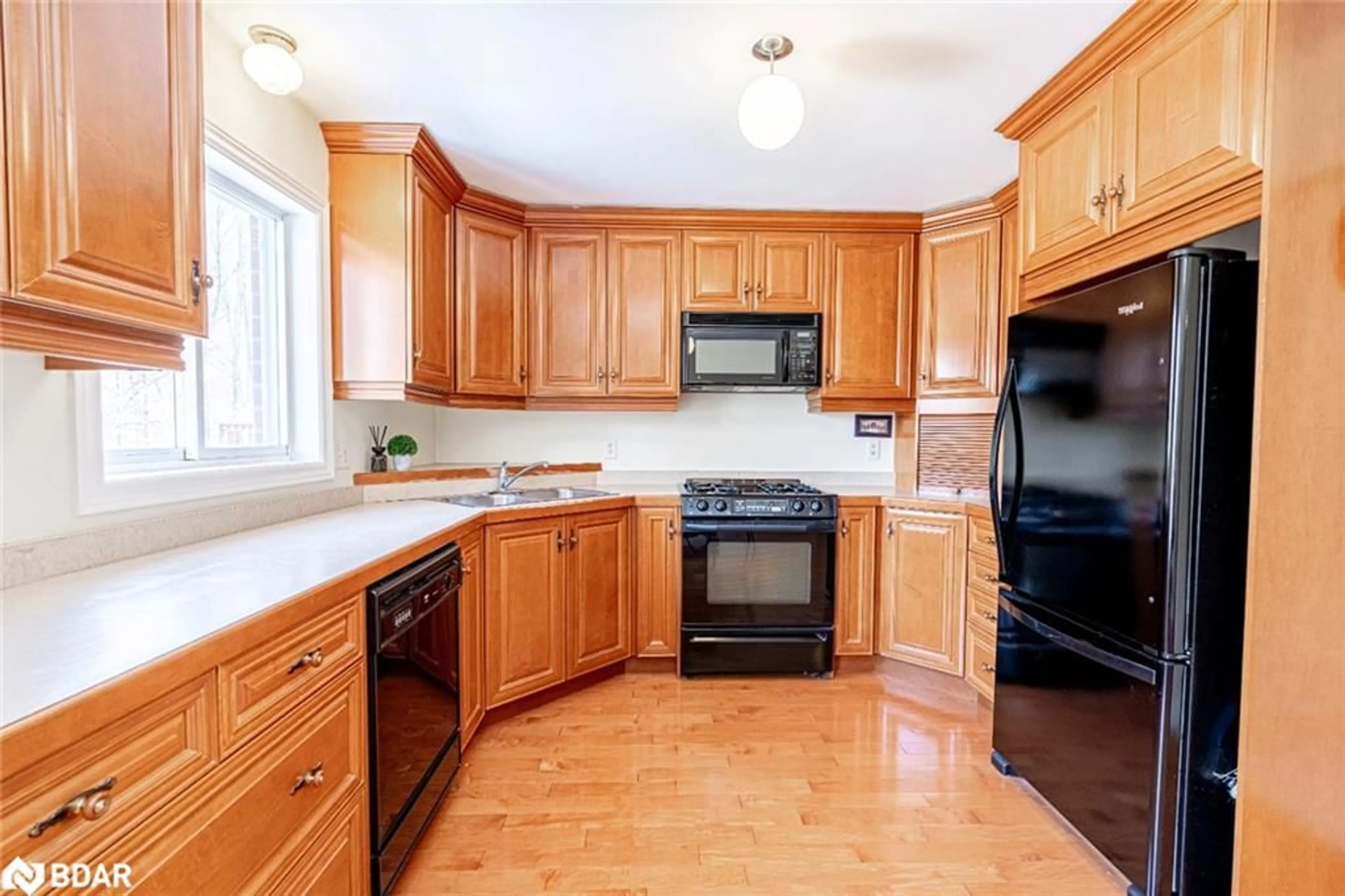 Standard kitchen, ceramic/tile floor for 94 Crompton Dr, Barrie Ontario L4M 6P1