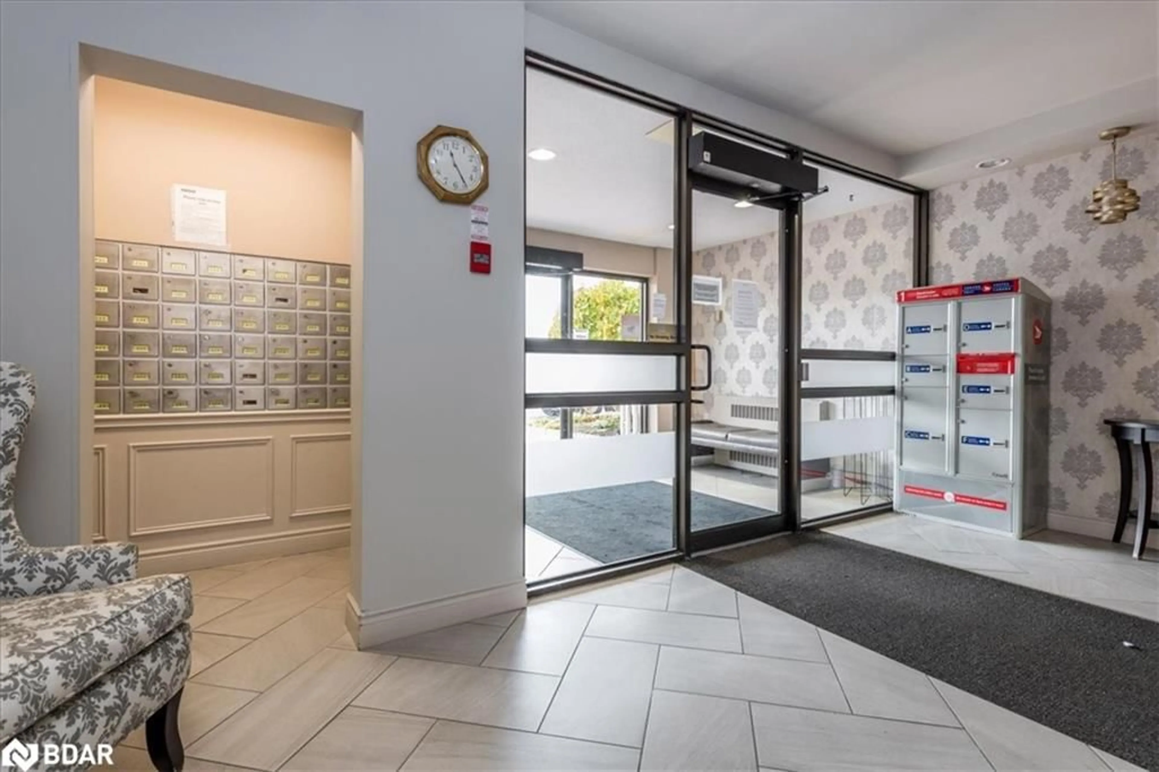 Indoor foyer for 414 Blake St #103, Barrie Ontario L4M 5J7