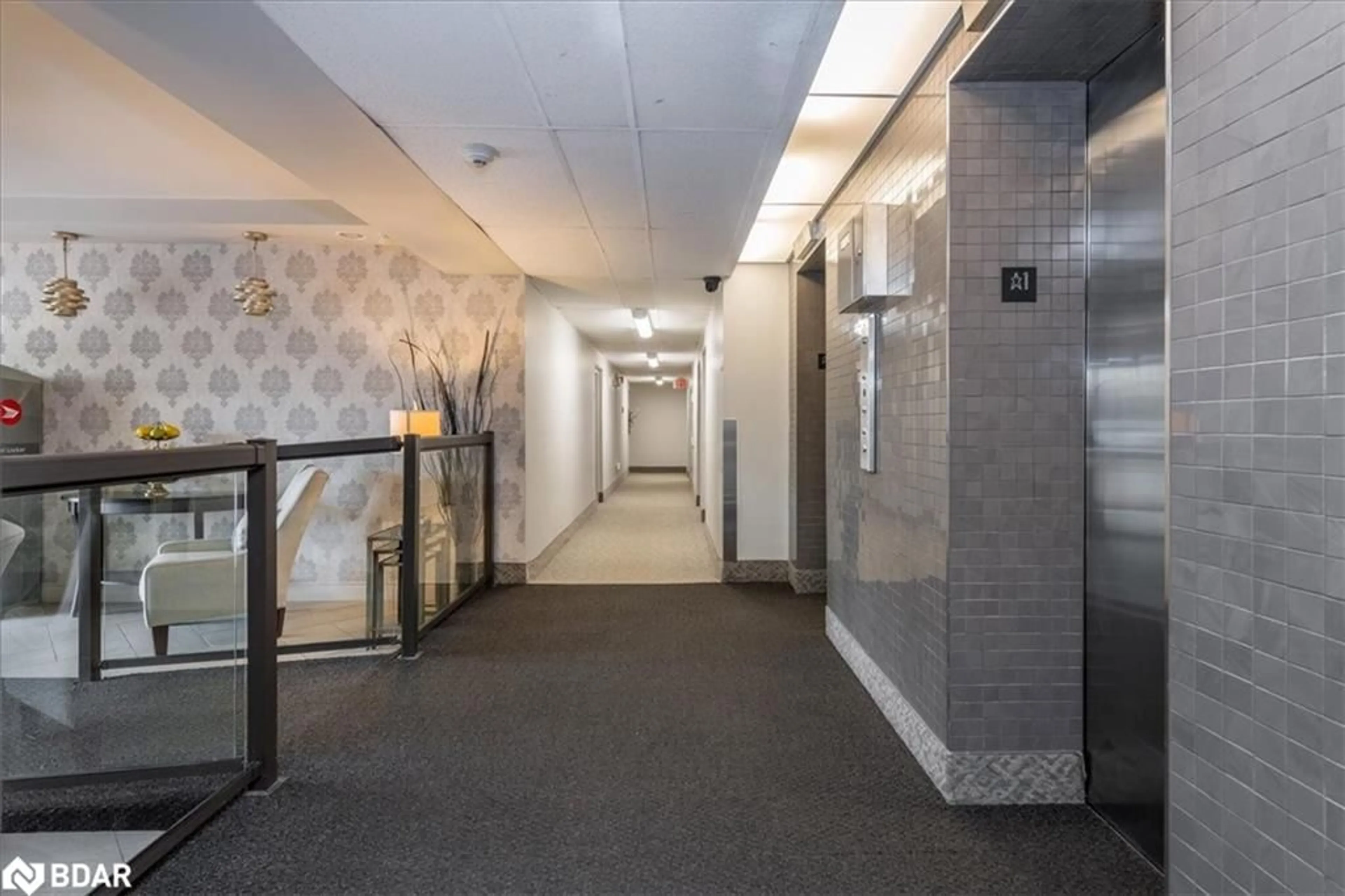 Indoor foyer for 414 Blake St #103, Barrie Ontario L4M 5J7