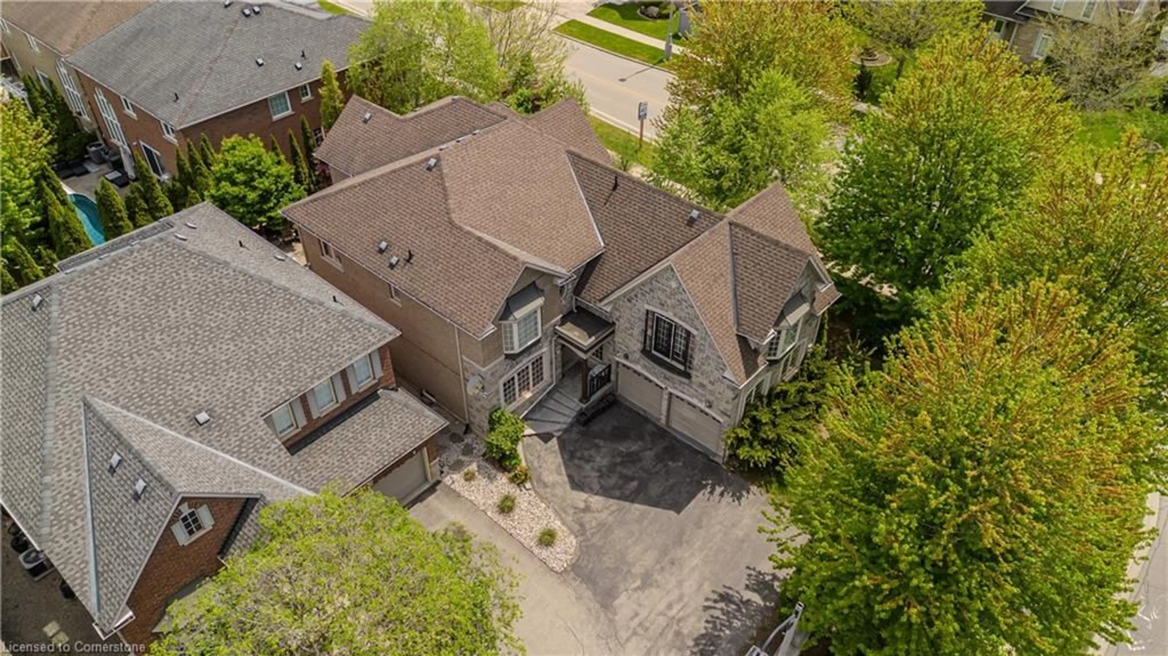 A pic from outside/outdoor area/front of a property/back of a property/a pic from drone, street for 373 Burloak Dr, Oakville Ontario L6L 6W8