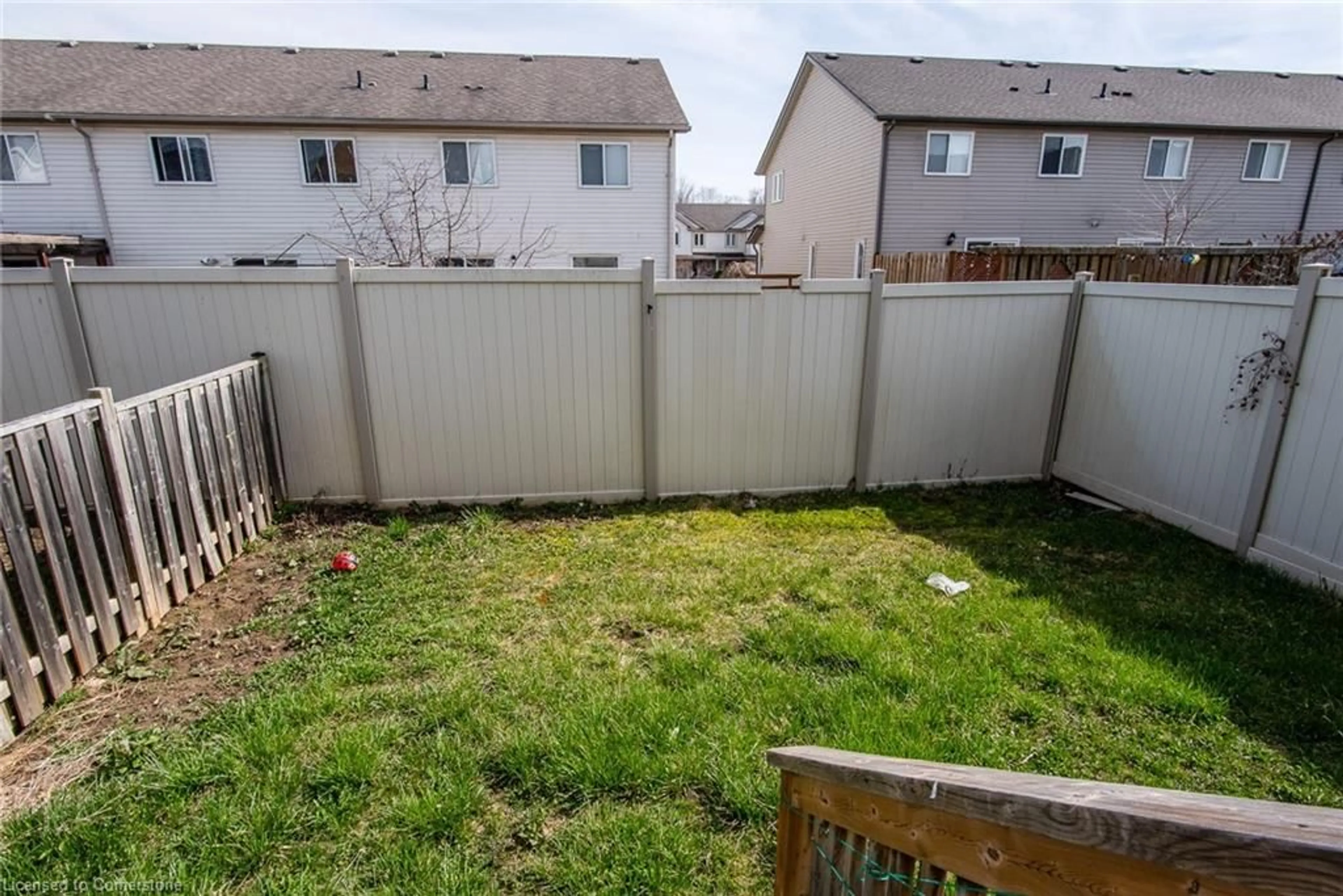 Patio, mountain view for 23 Dahlia St, Kitchener Ontario N2E 3Y9
