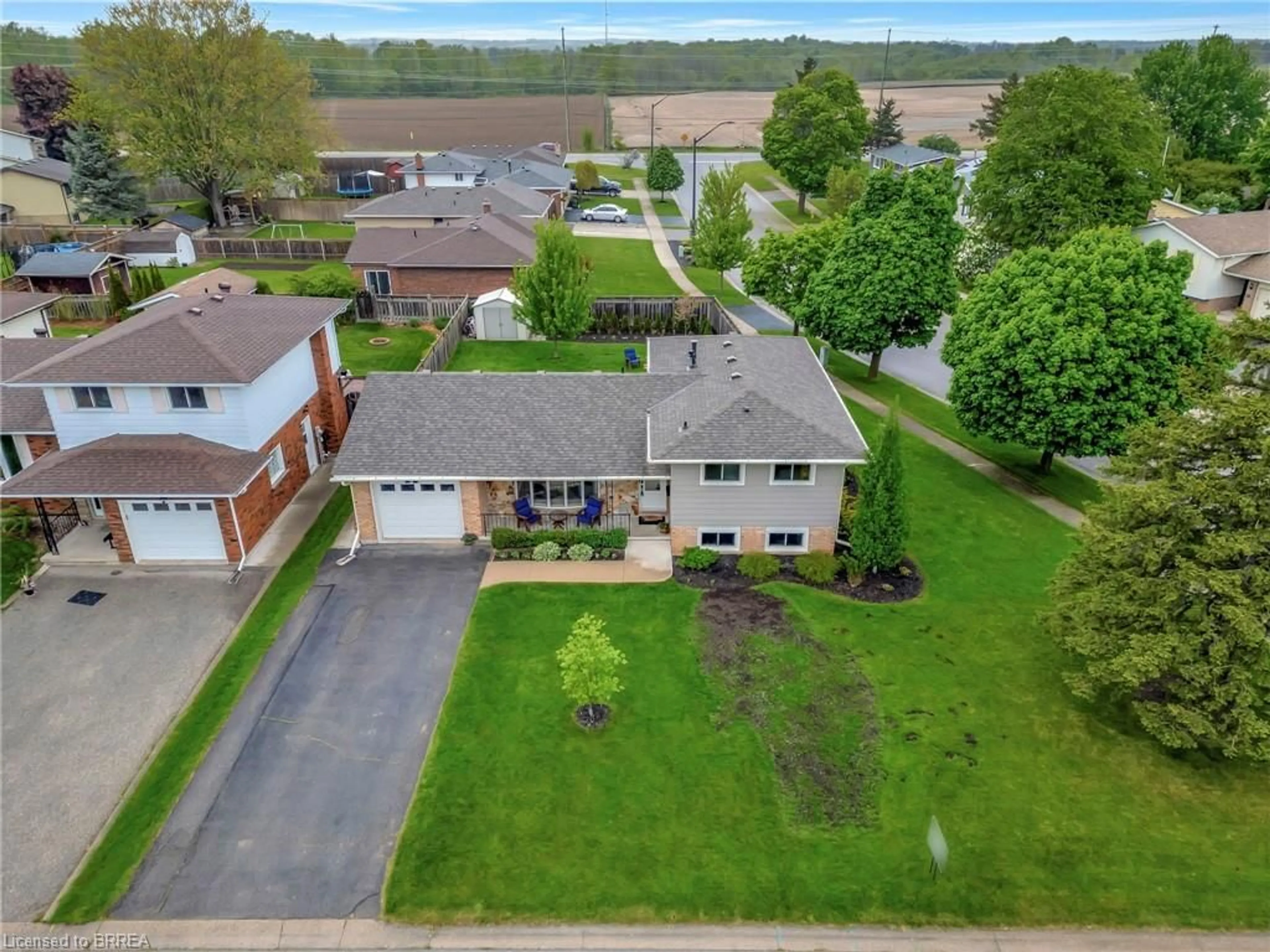 A pic from outside/outdoor area/front of a property/back of a property/a pic from drone, street for 2 Hidden Crt, Brantford Ontario N3R 6P4