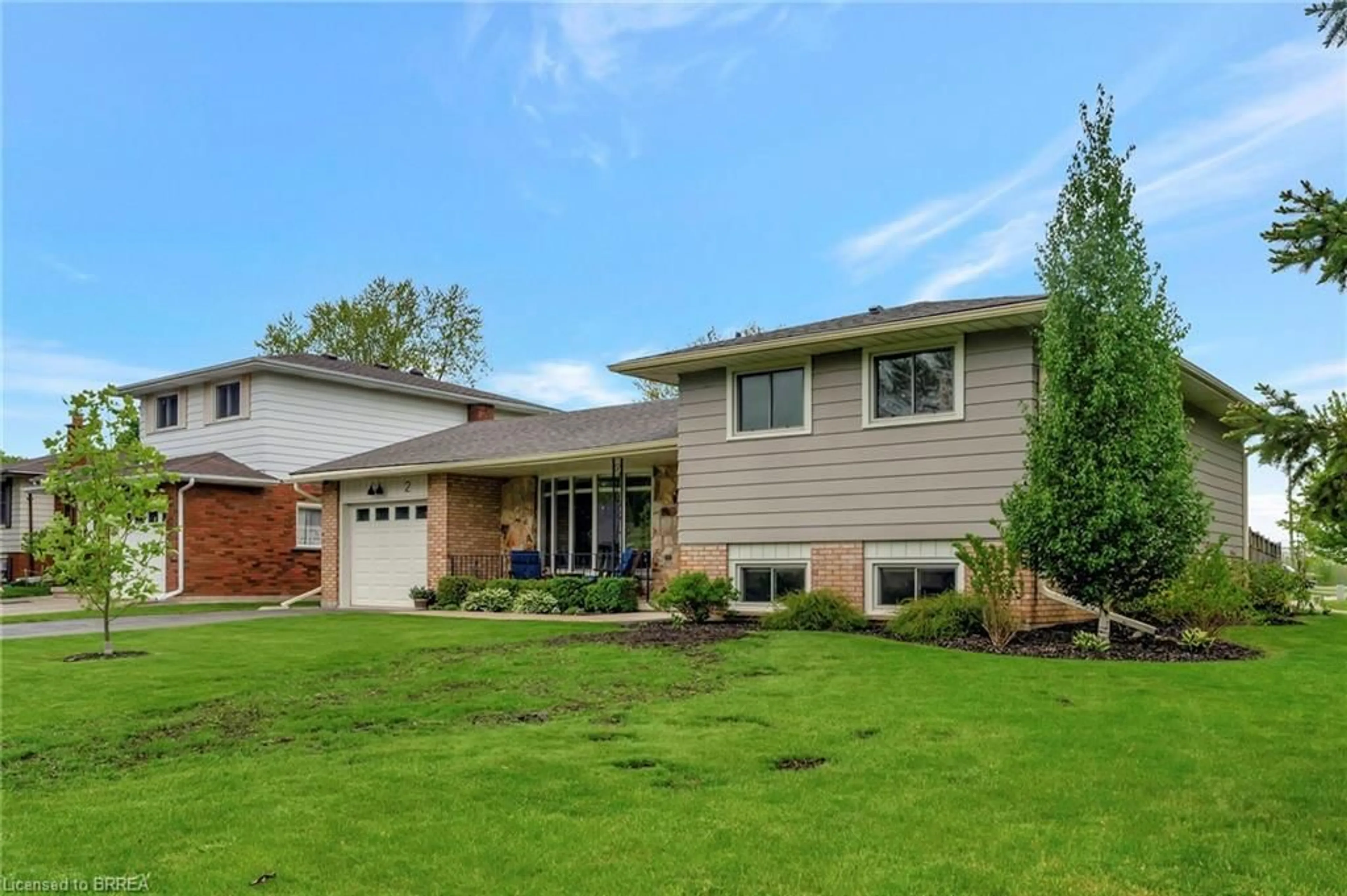 Home with vinyl exterior material, street for 2 Hidden Crt, Brantford Ontario N3R 6P4