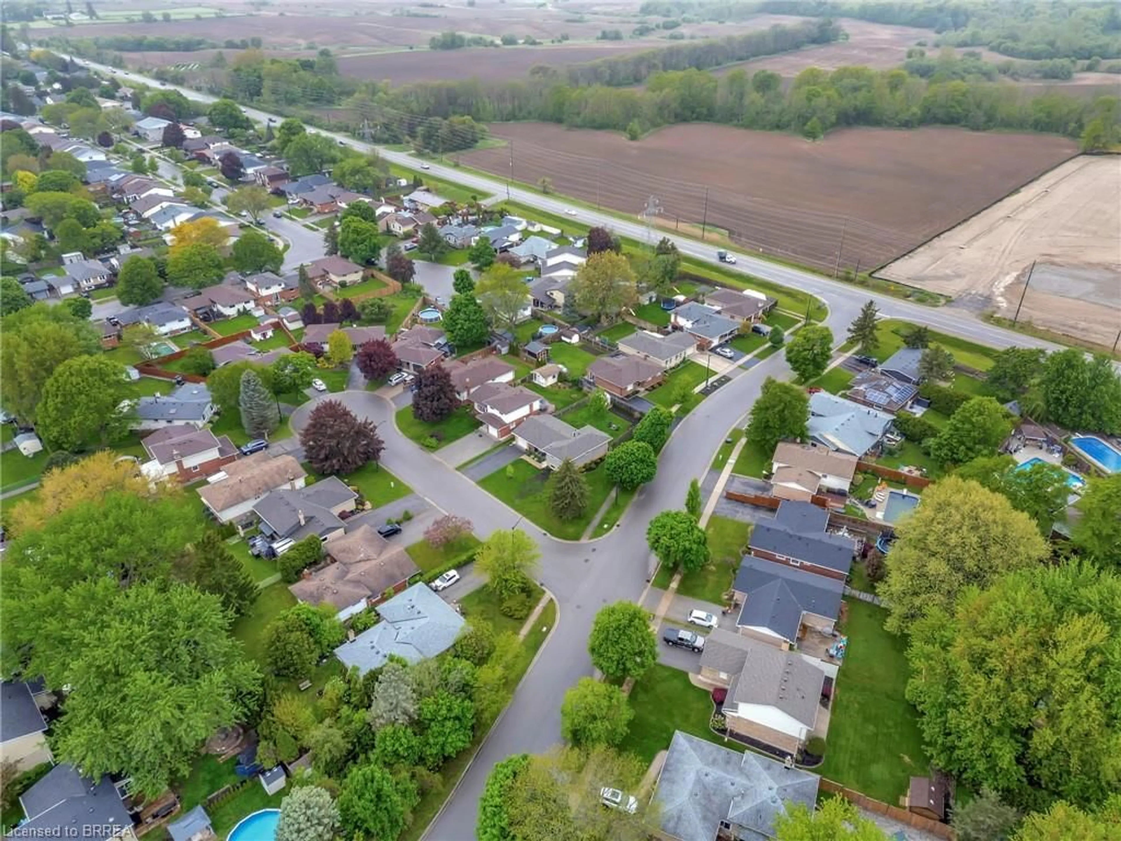 A pic from outside/outdoor area/front of a property/back of a property/a pic from drone, street for 2 Hidden Crt, Brantford Ontario N3R 6P4